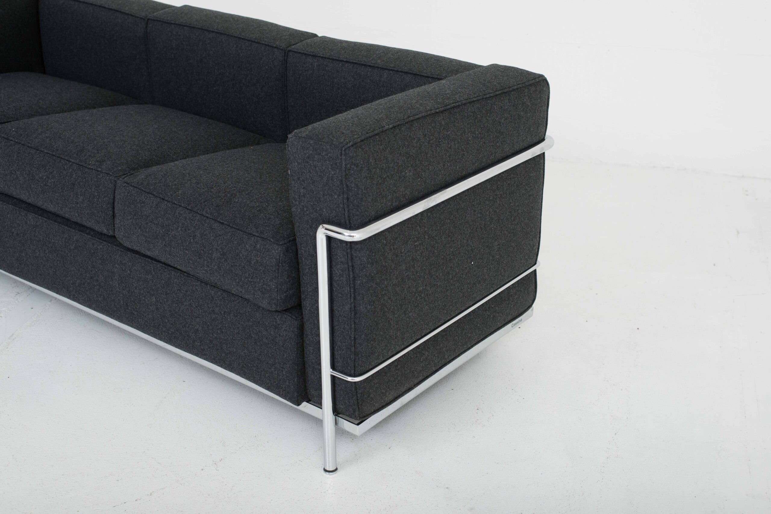 Le Corbusier LC2 3er Sofa von Cassina in dunkelgrauem Wollstoff-5