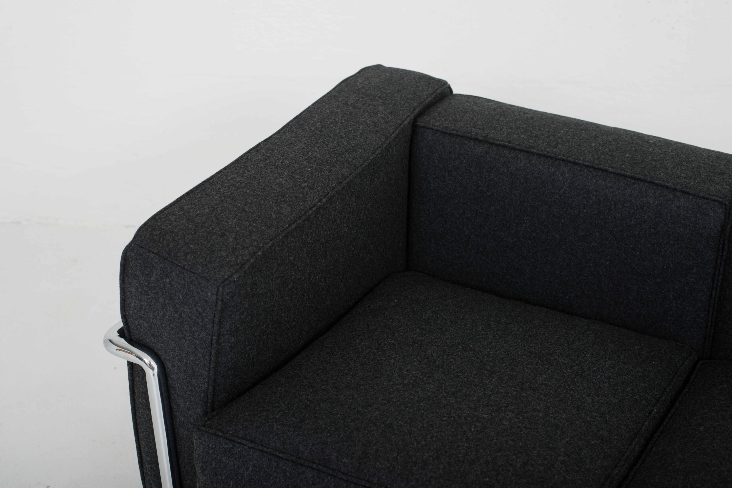 Le Corbusier LC2 3er Sofa von Cassina in dunkelgrauem Wollstoff-6