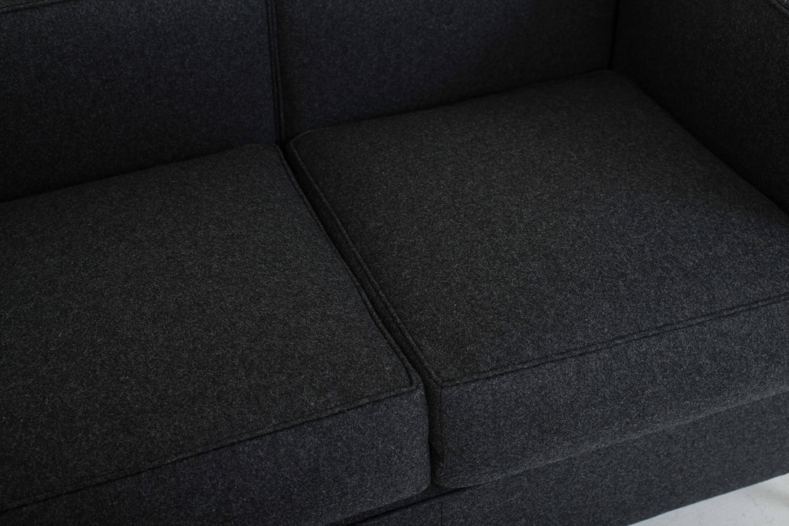 Le Corbusier LC2 3er Sofa von Cassina in dunkelgrauem Wollstoff-7