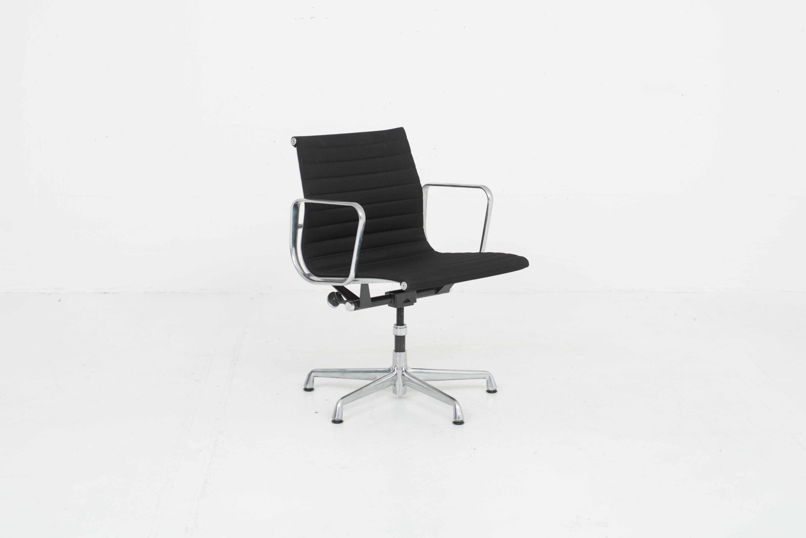 Herman Miller EA 117 Bürostuhl von Eames, Schwarz, Aluminium poliert-0