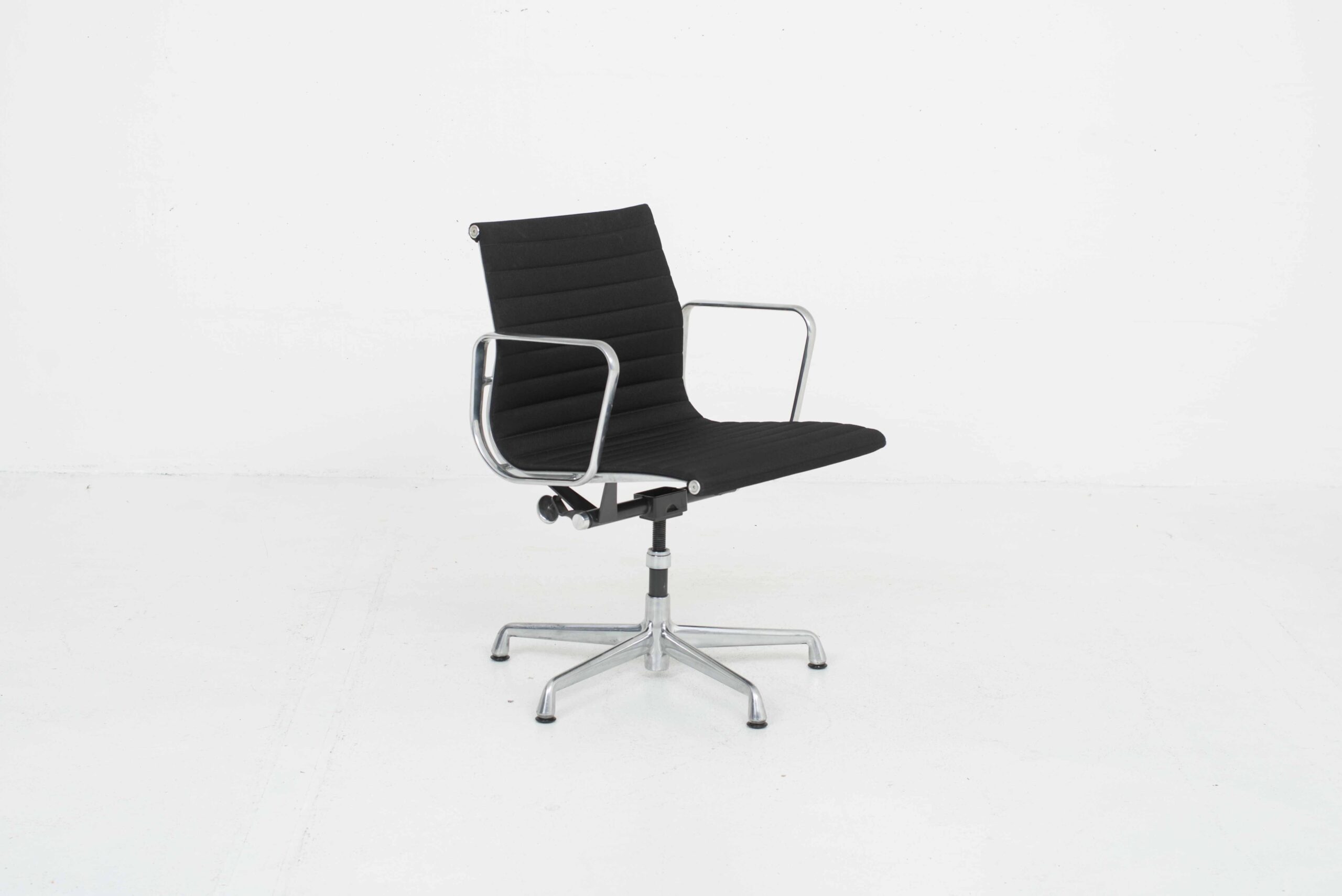 Herman Miller Eames EA 117 Bürostuhl, Schwarz, Aluminium poliert-4