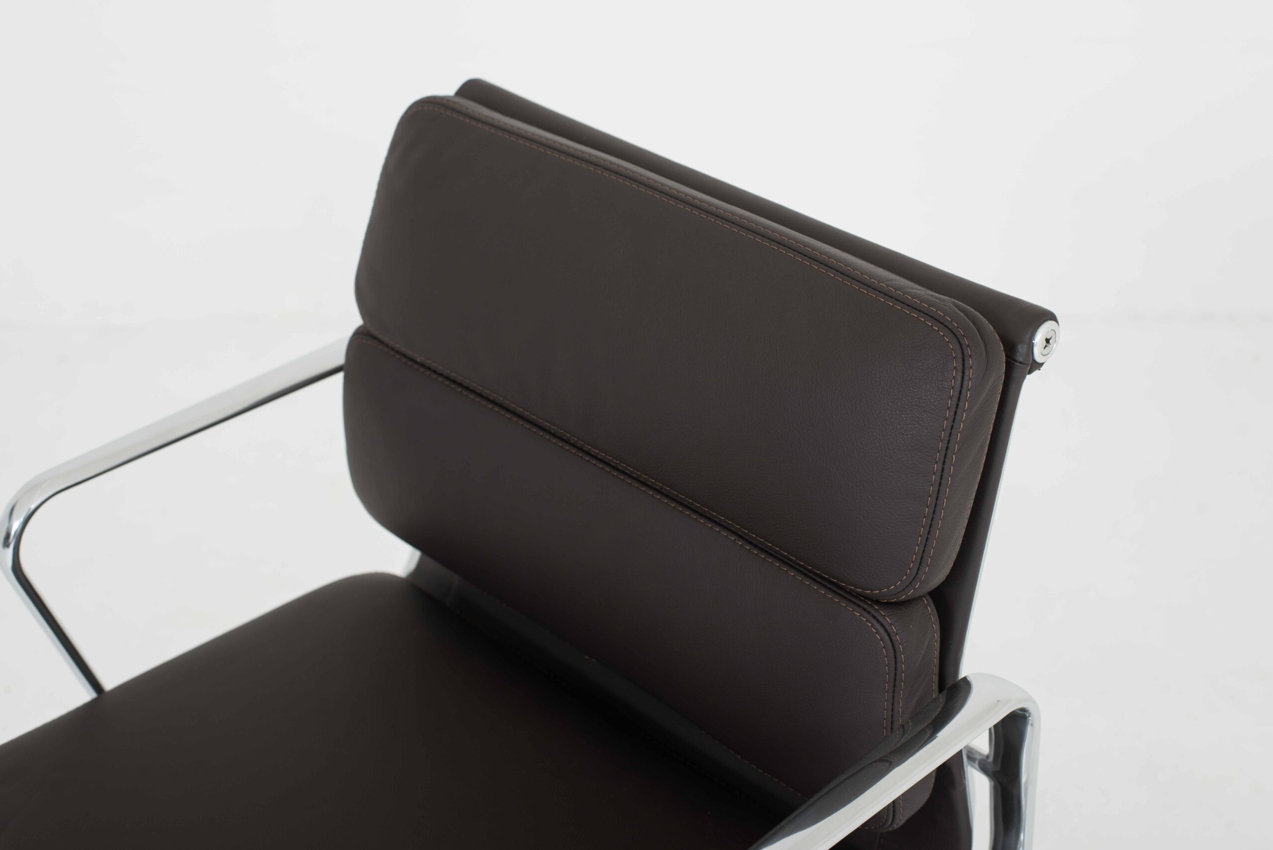 Eames EA 217 Soft Pad Bürostuhl von Vitra in Chocolate Premium F Leder &amp; Aluminium poliert &#8211; neu-4