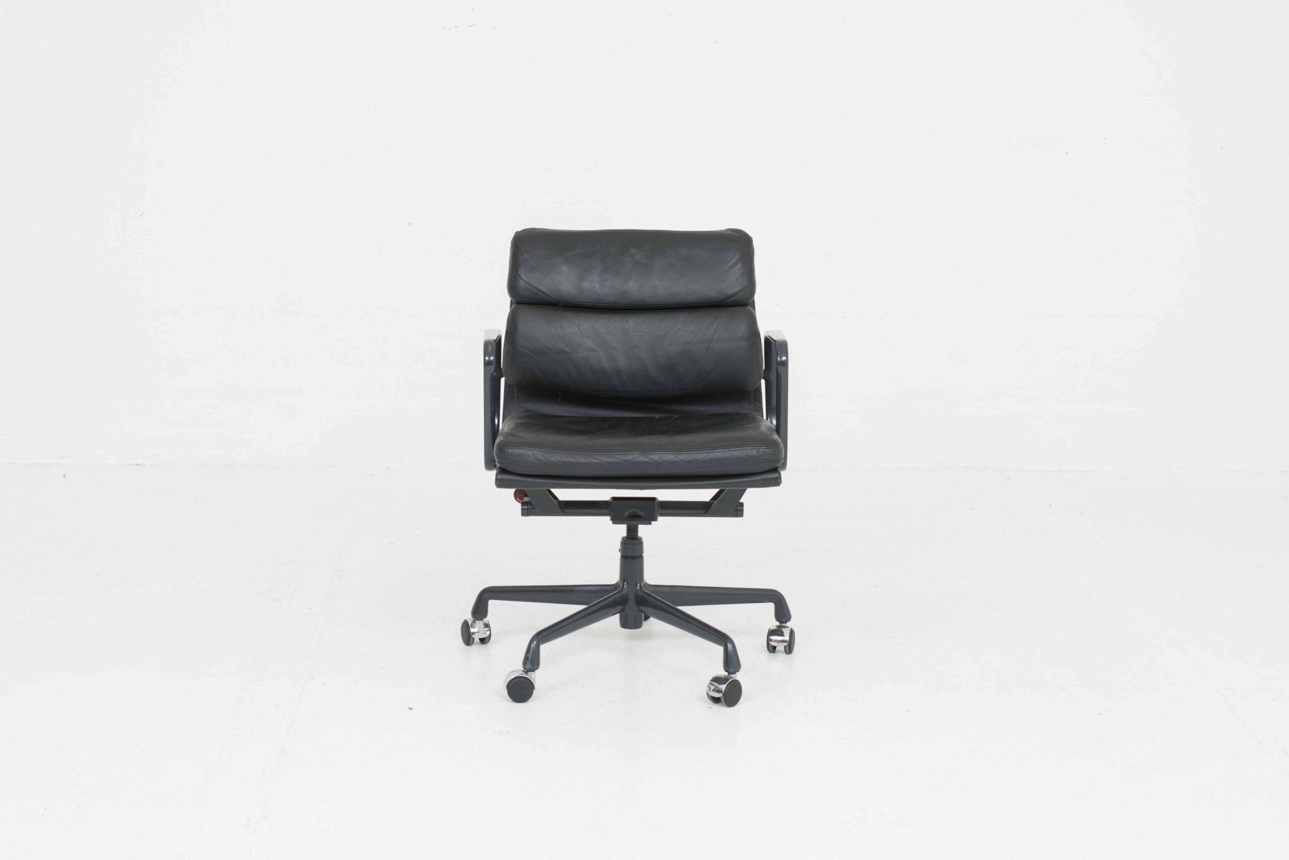 Eames EA 217 Soft Pad Bürostuhl von Herman Miller in schwarzem Leder-1
