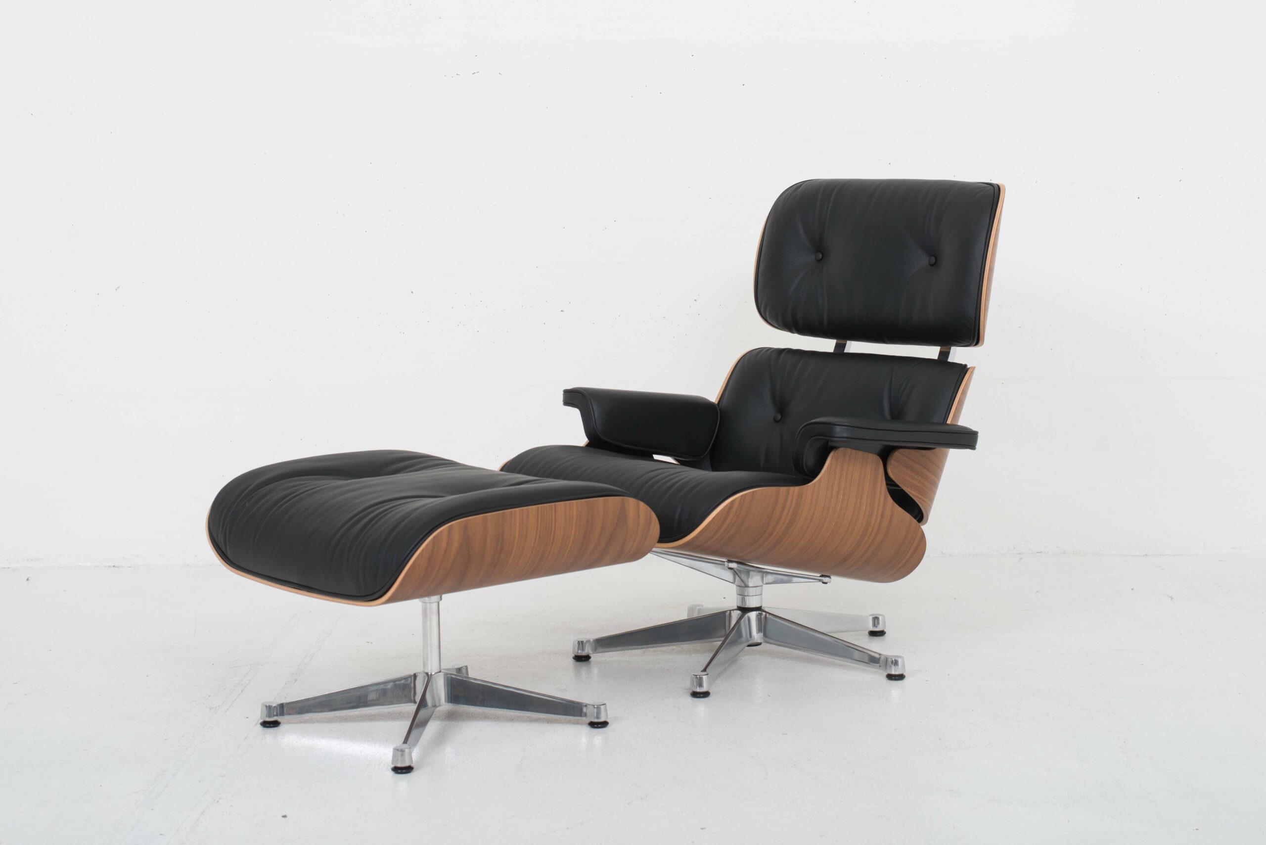 Charles &amp; Ray Eames 670 Lounge Chair von Vitra, XL Nussbaum-2