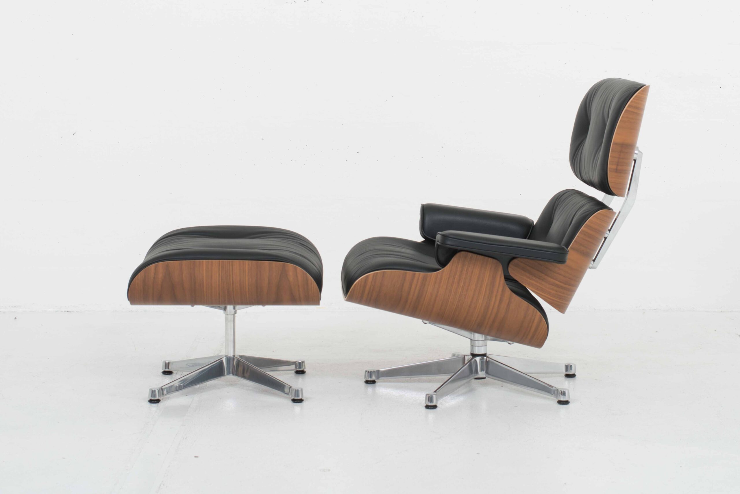 Charles &amp; Ray Eames 670 Lounge Chair von Vitra, XL Nussbaum-1