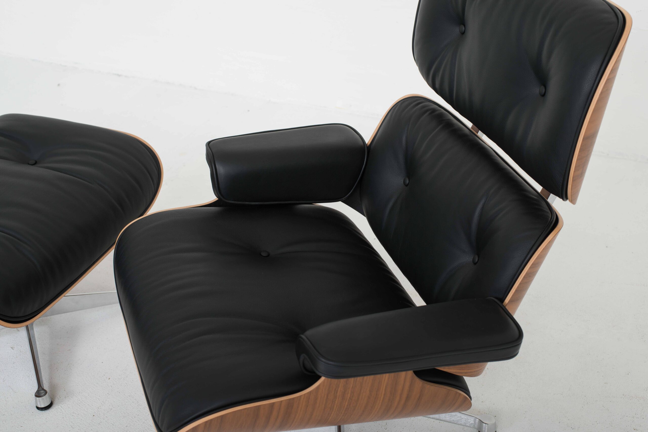 Charles &amp; Ray Eames 670 Lounge Chair von Vitra, XL Nussbaum-5