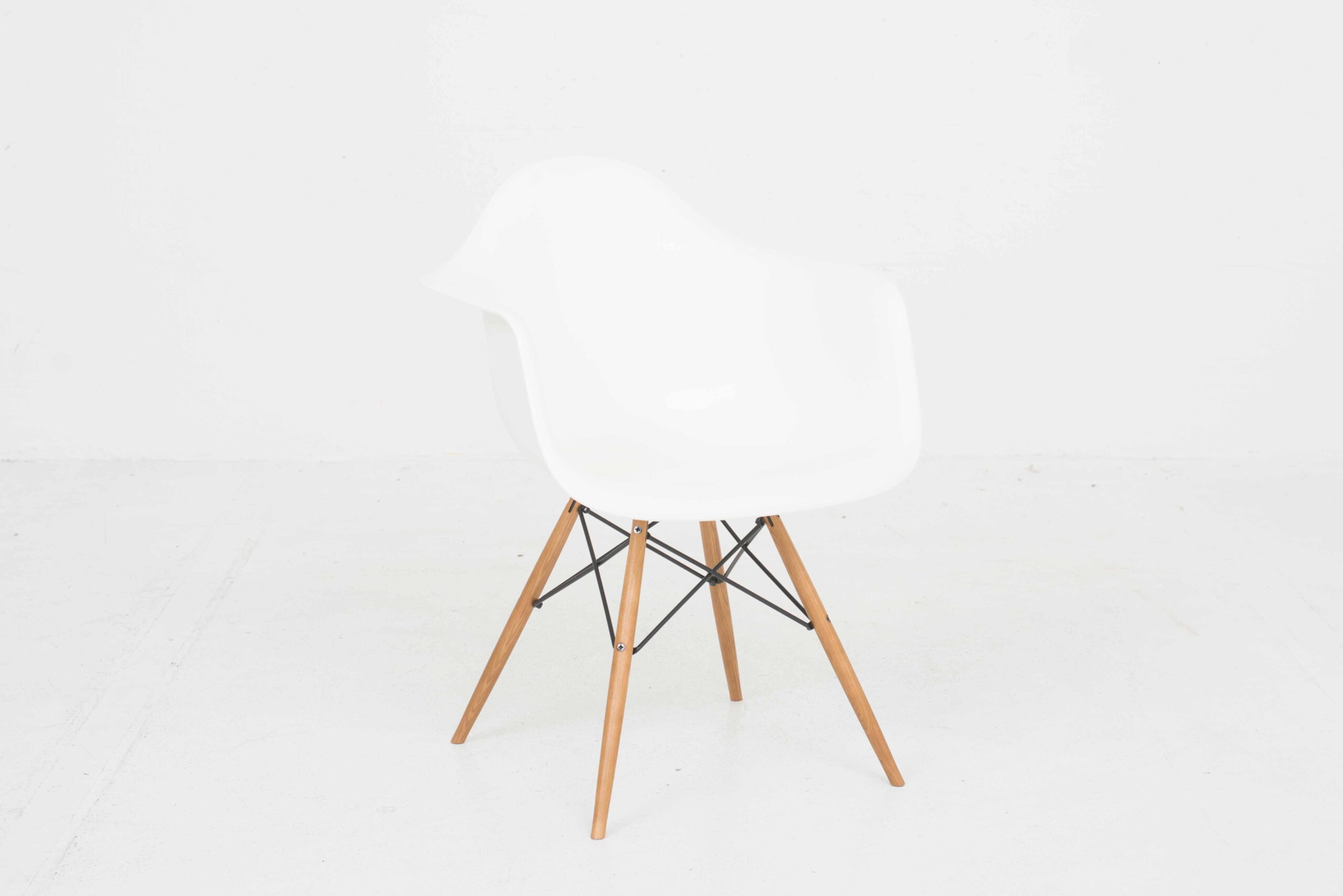 Vitra DAW Plastic Armchair mit Holzuntergestell von Eames-0