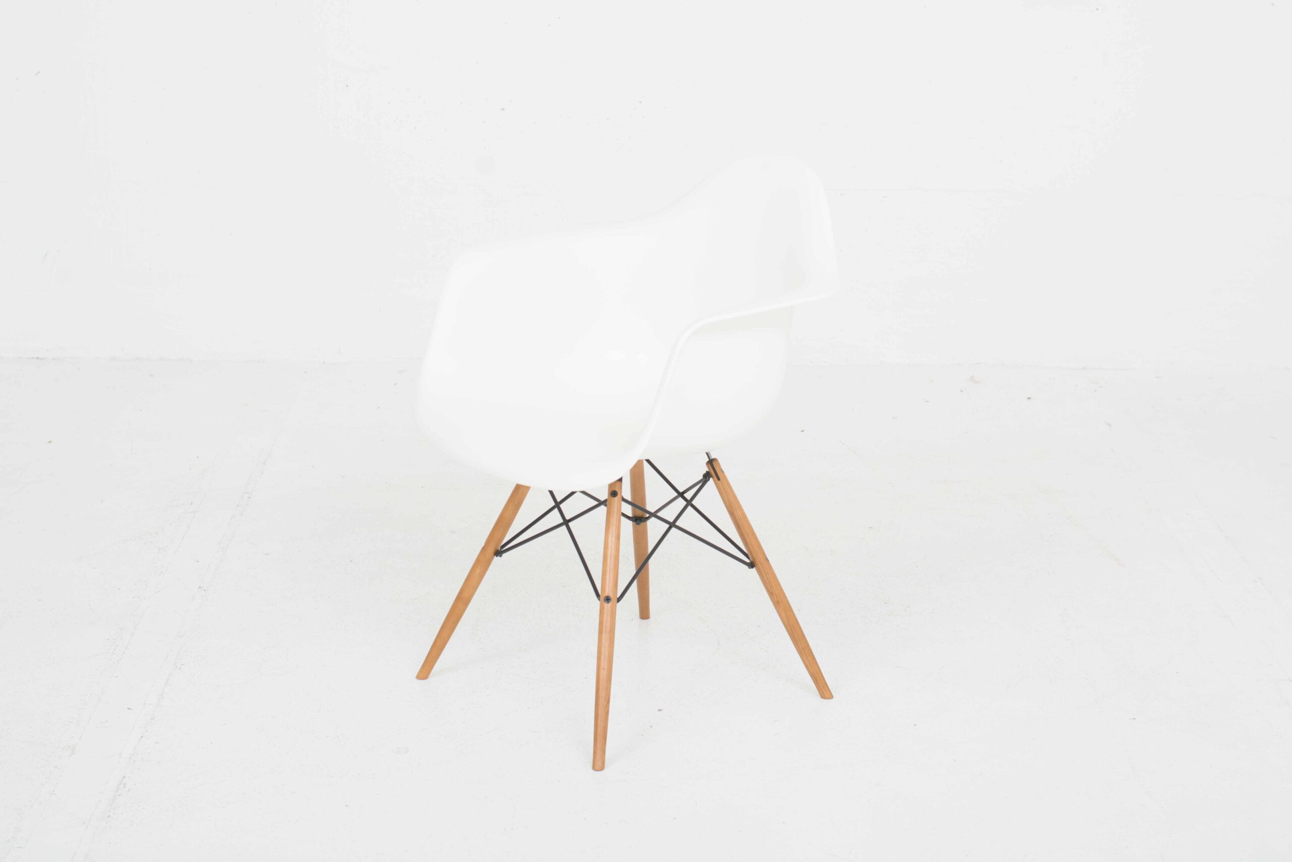 Vitra DAW Plastic Armchair mit Holzuntergestell von Eames-1