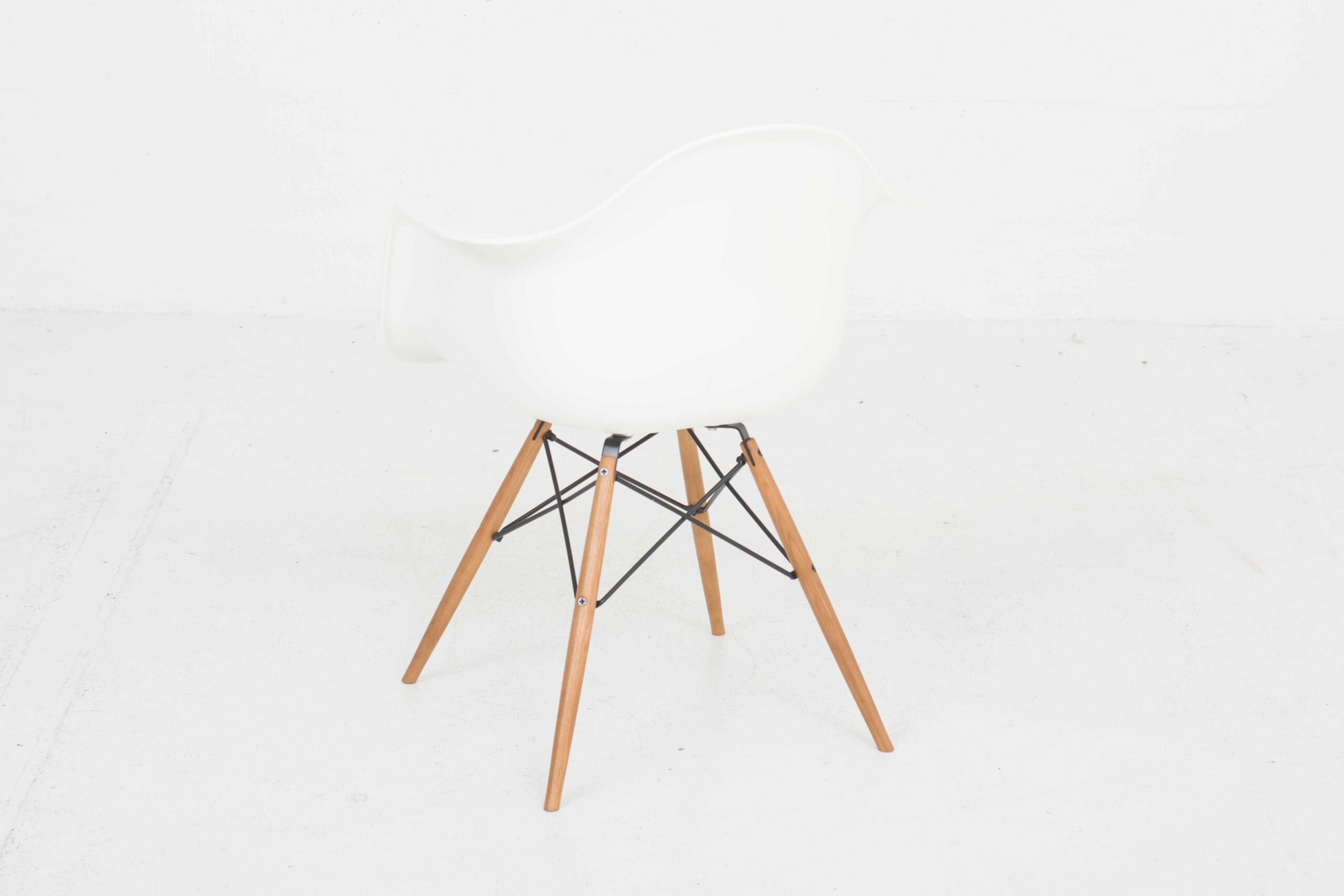 Vitra DAW Plastic Armchair mit Holzuntergestell von Eames-2