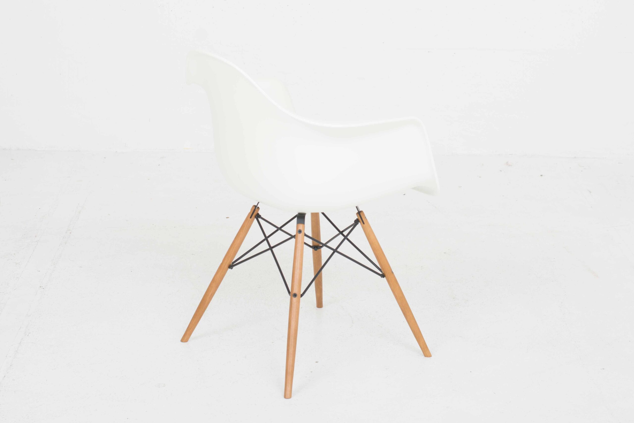 Vitra DAW Plastic Armchair mit Holzuntergestell von Eames-3