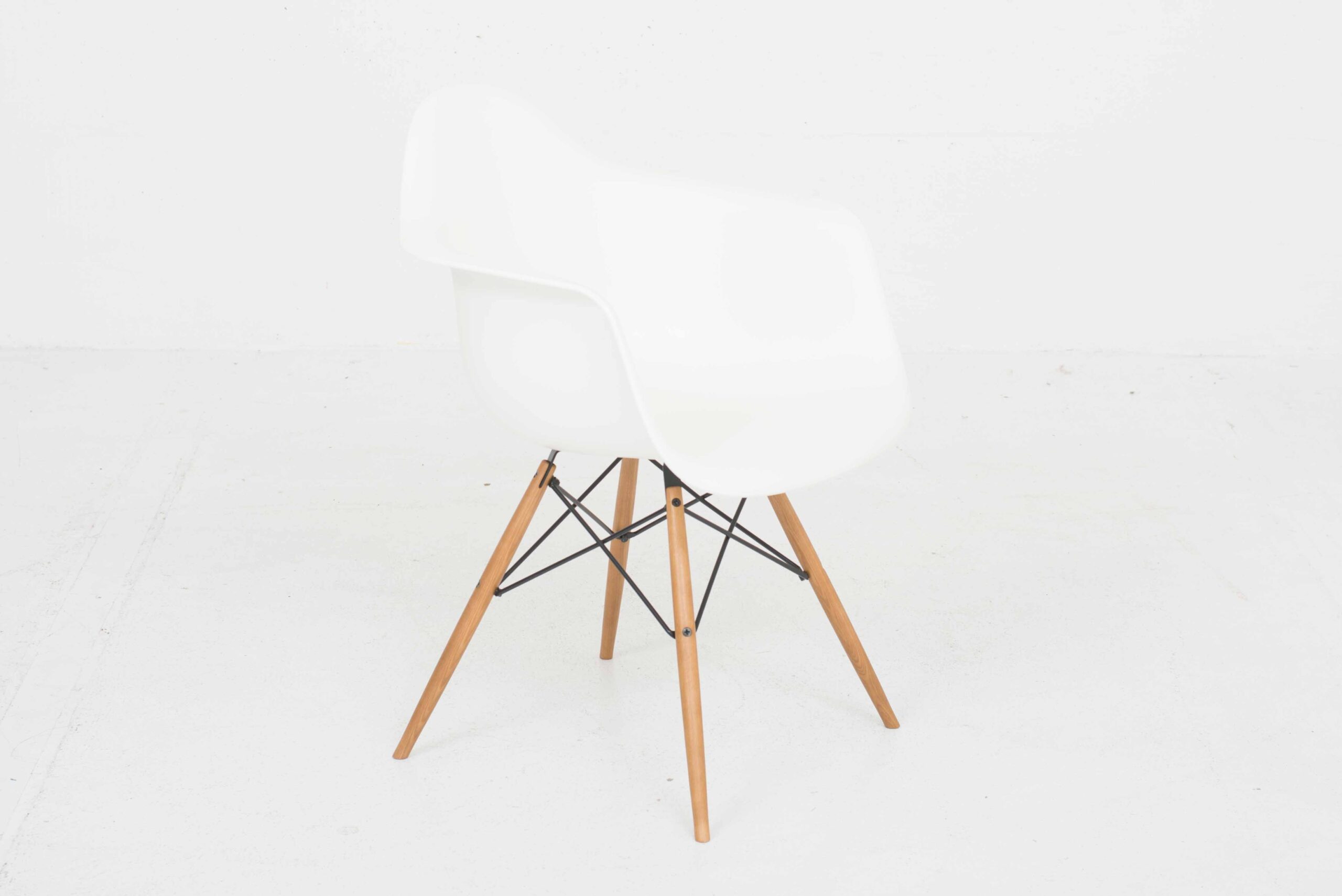 Vitra DAW Plastic Armchair mit Holzuntergestell von Eames-4