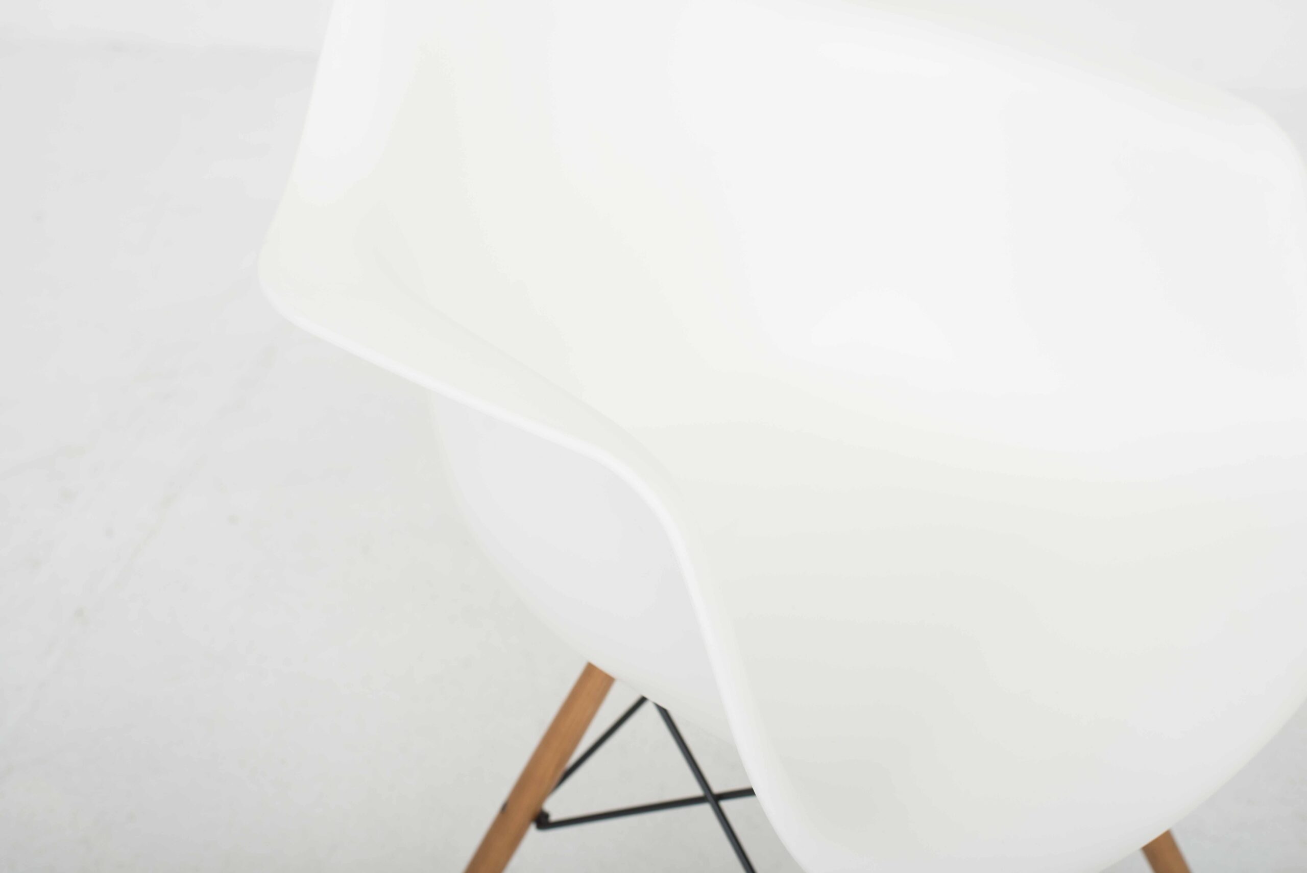 Vitra DAW Plastic Armchair mit Holzuntergestell von Eames-6