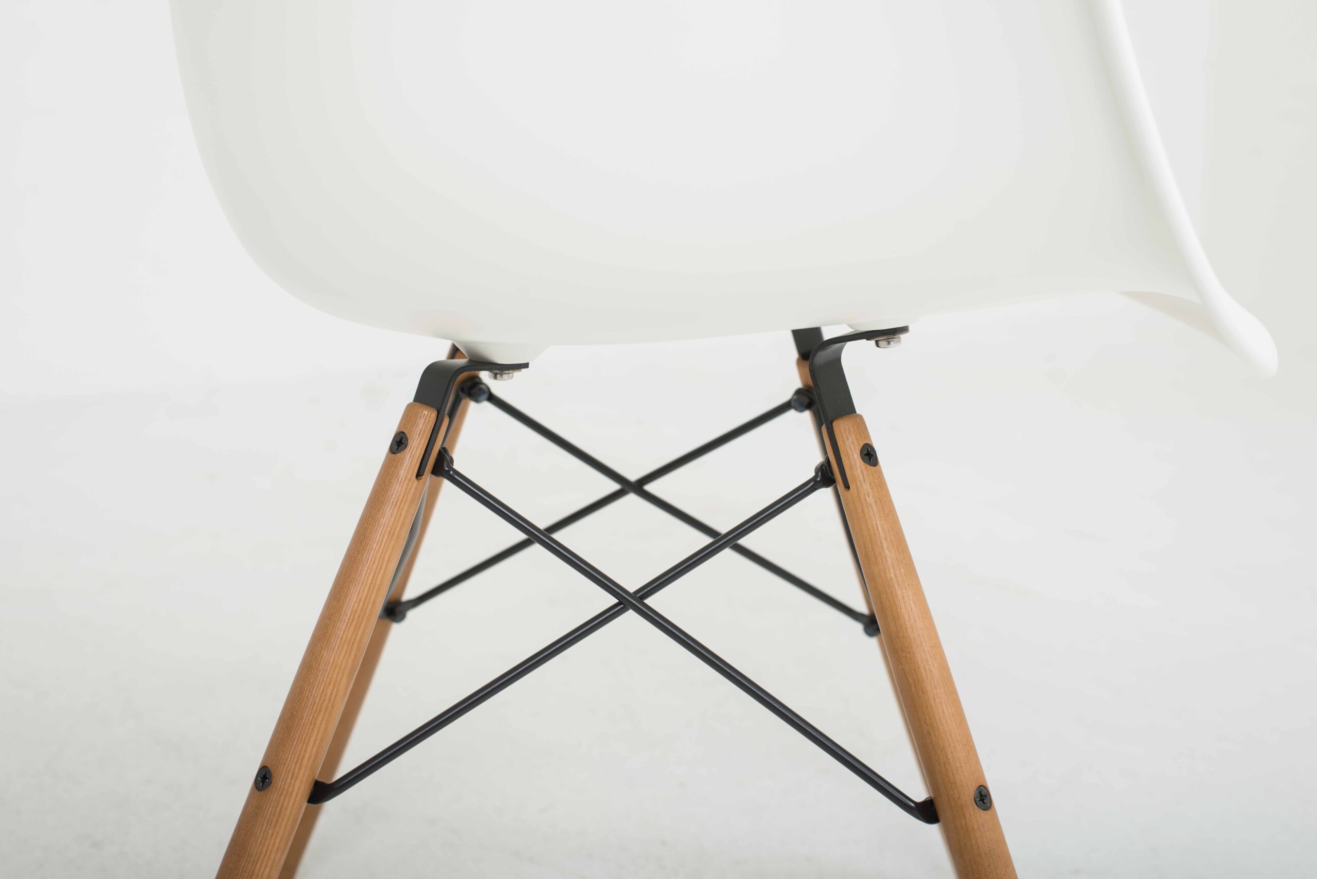 Vitra DAW Plastic Armchair mit Holzuntergestell von Eames-8