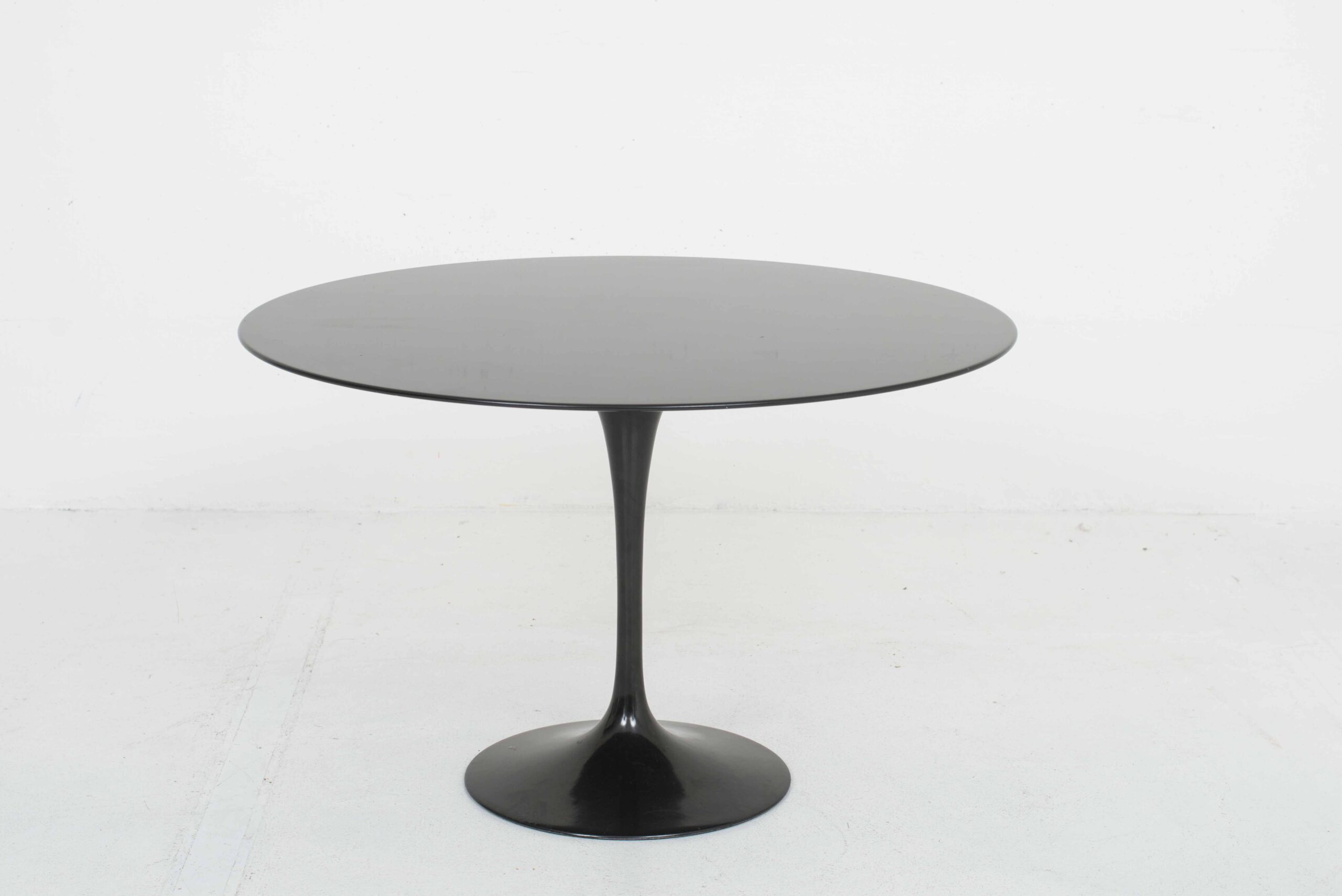 Eero Saarinen Tulip Table 120cm in Schwarz von Knoll International-0