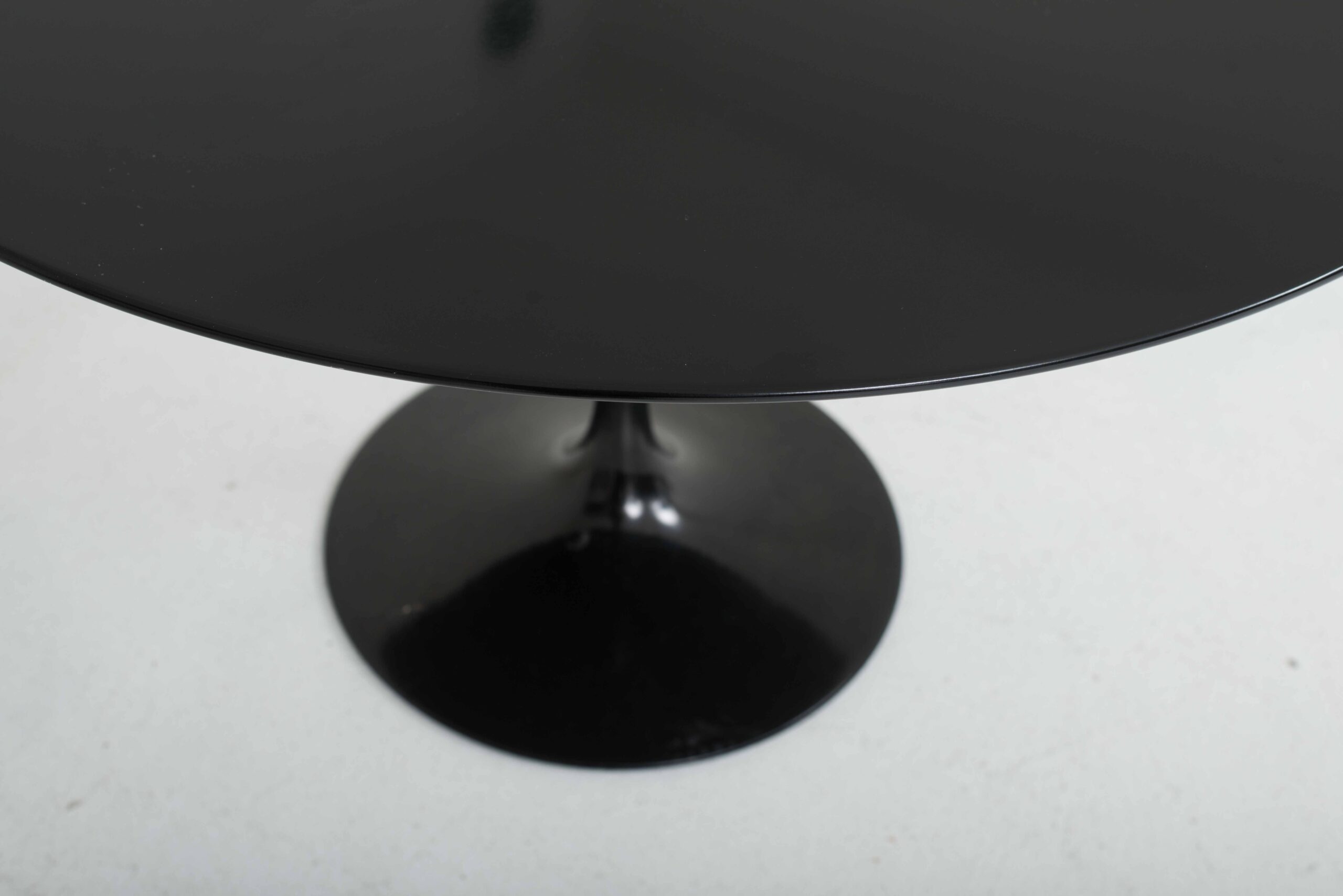 Eero Saarinen Tulip Table 120cm in Schwarz von Knoll International-6