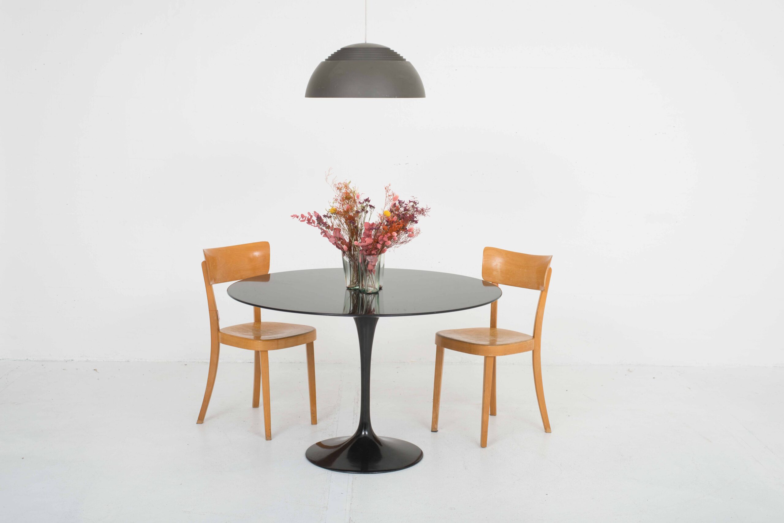 Eero Saarinen Tulip Table 120cm in Schwarz von Knoll International-2