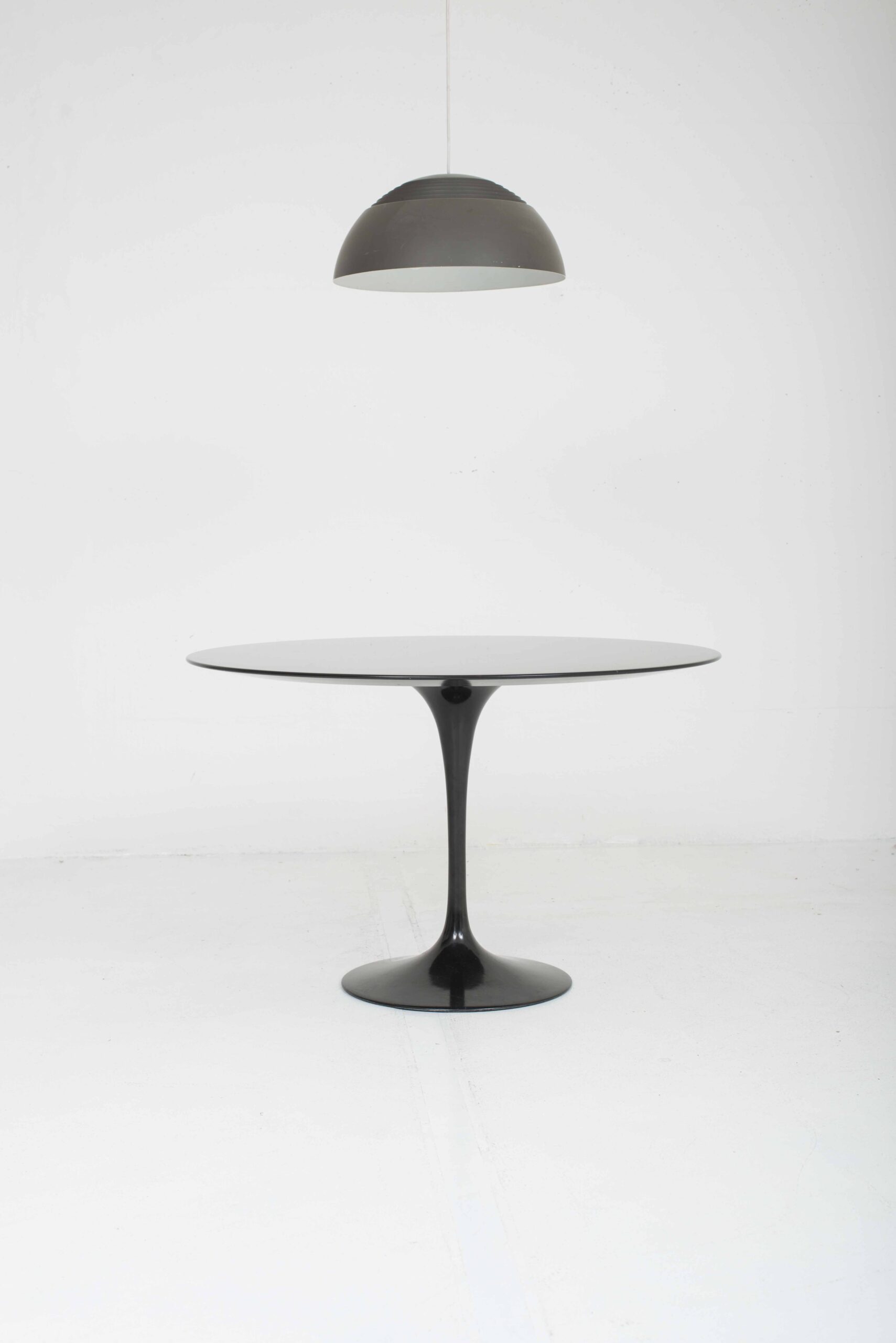 Eero Saarinen Tulip Table 120cm in Schwarz von Knoll International-3