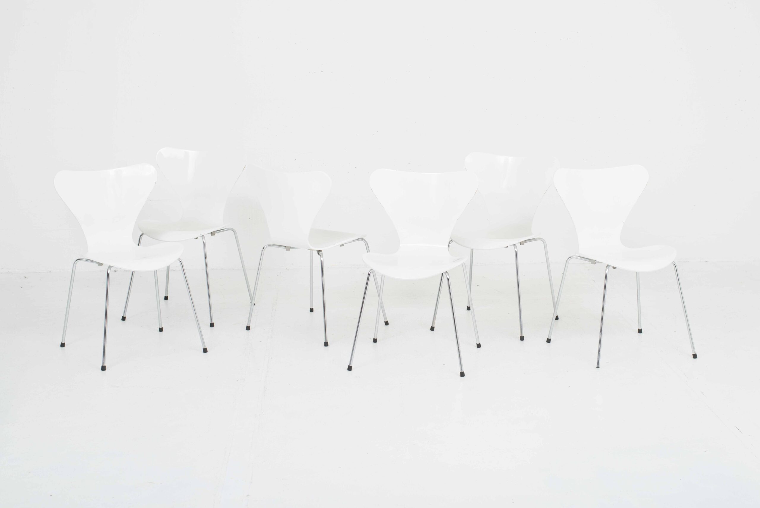 Fritz Hansen 3107 Stühle von Arne Jacobsen in Weiss-1