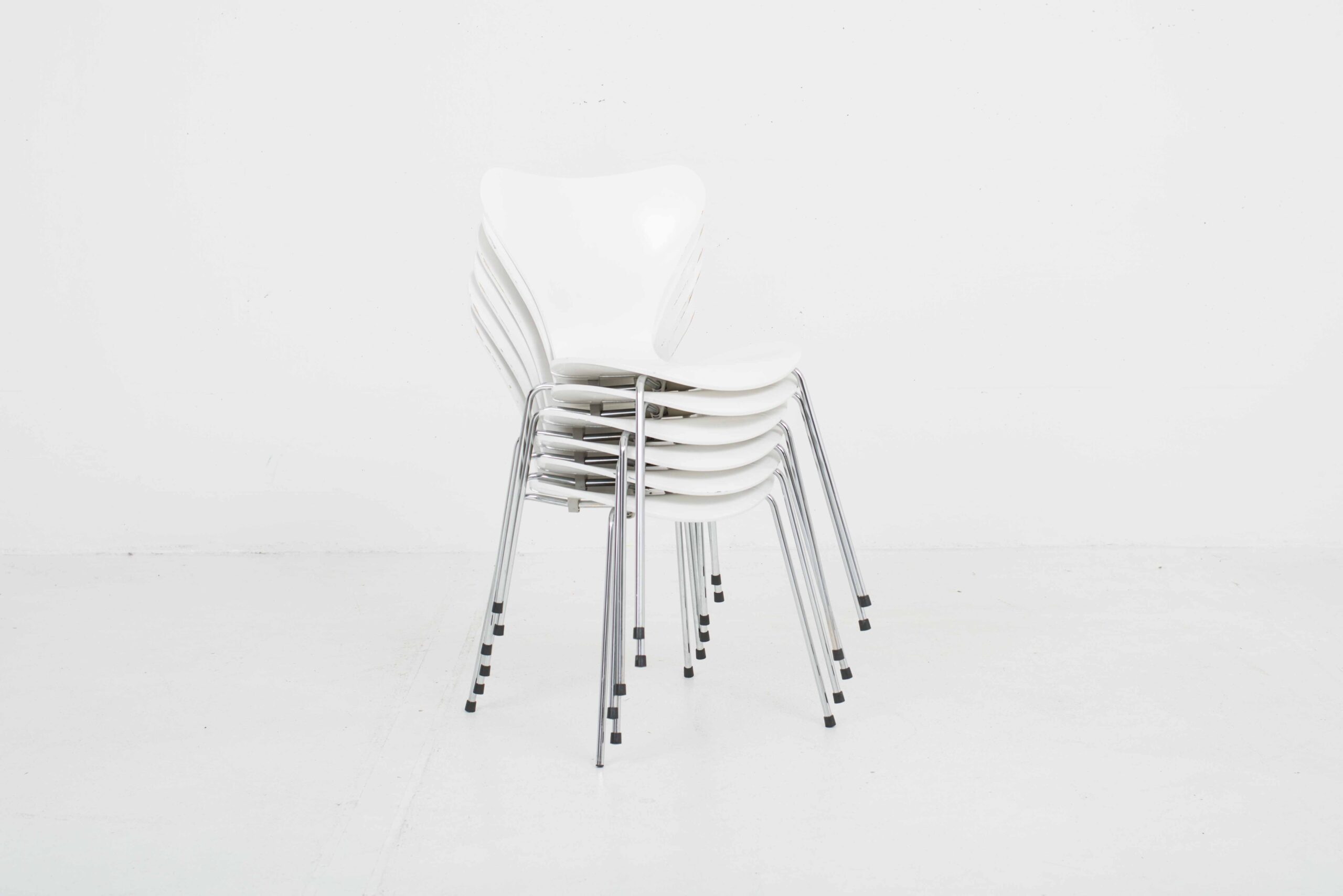Fritz Hansen 3107 Stühle von Arne Jacobsen in Weiss-0