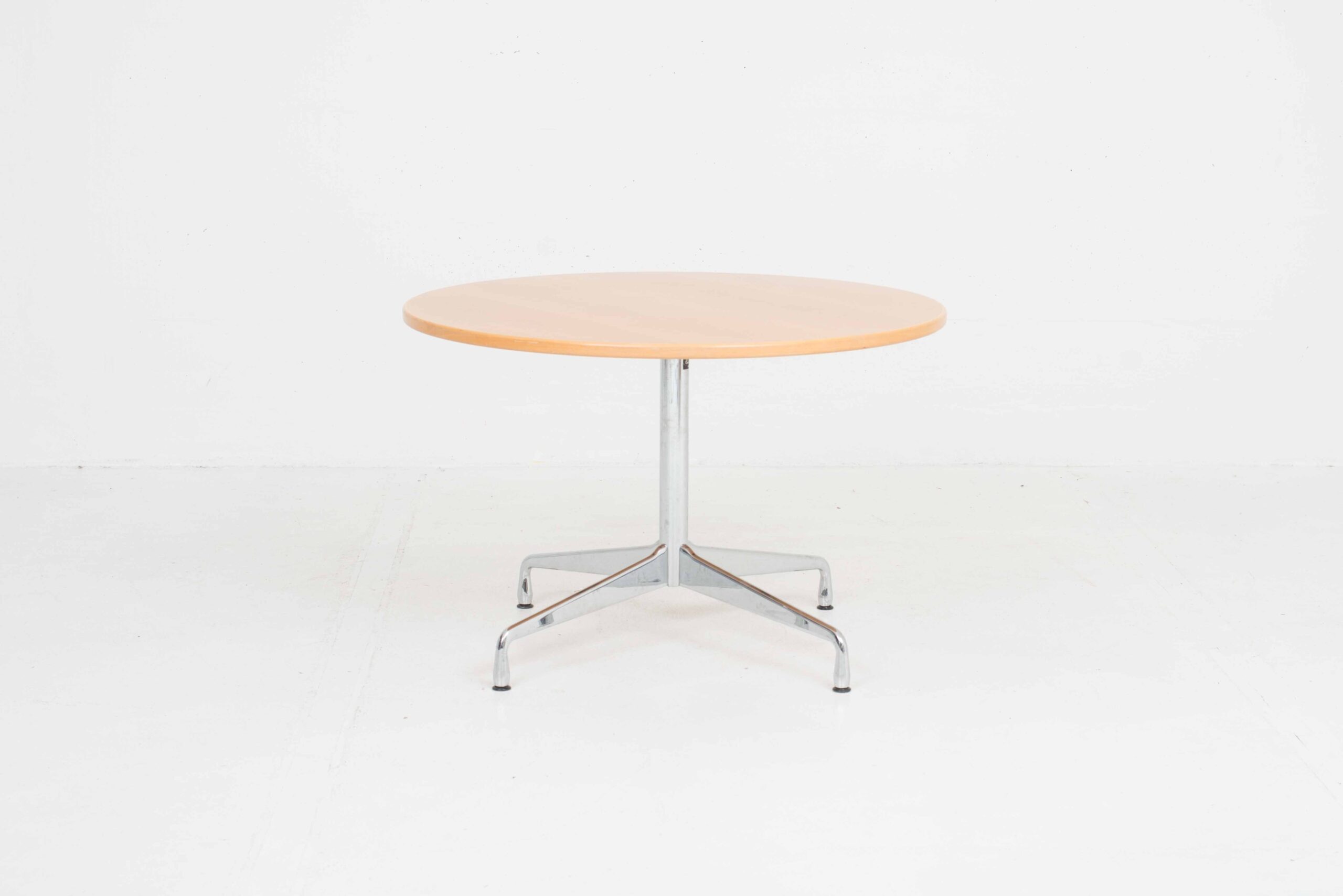 Charles &amp; Ray Eames Segmented Table von Vitra-1