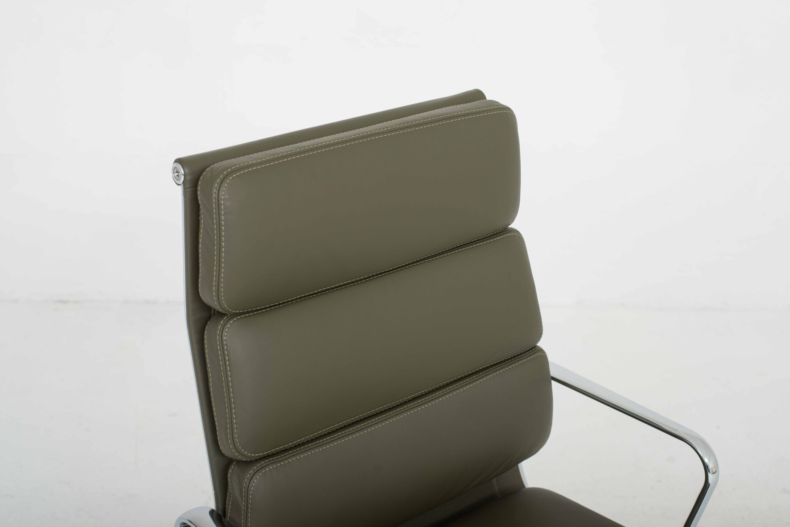 Eames EA 219 Soft Pad Bürostuhl von Vitra in Premium F Khaki Leder &#8211; neu-3