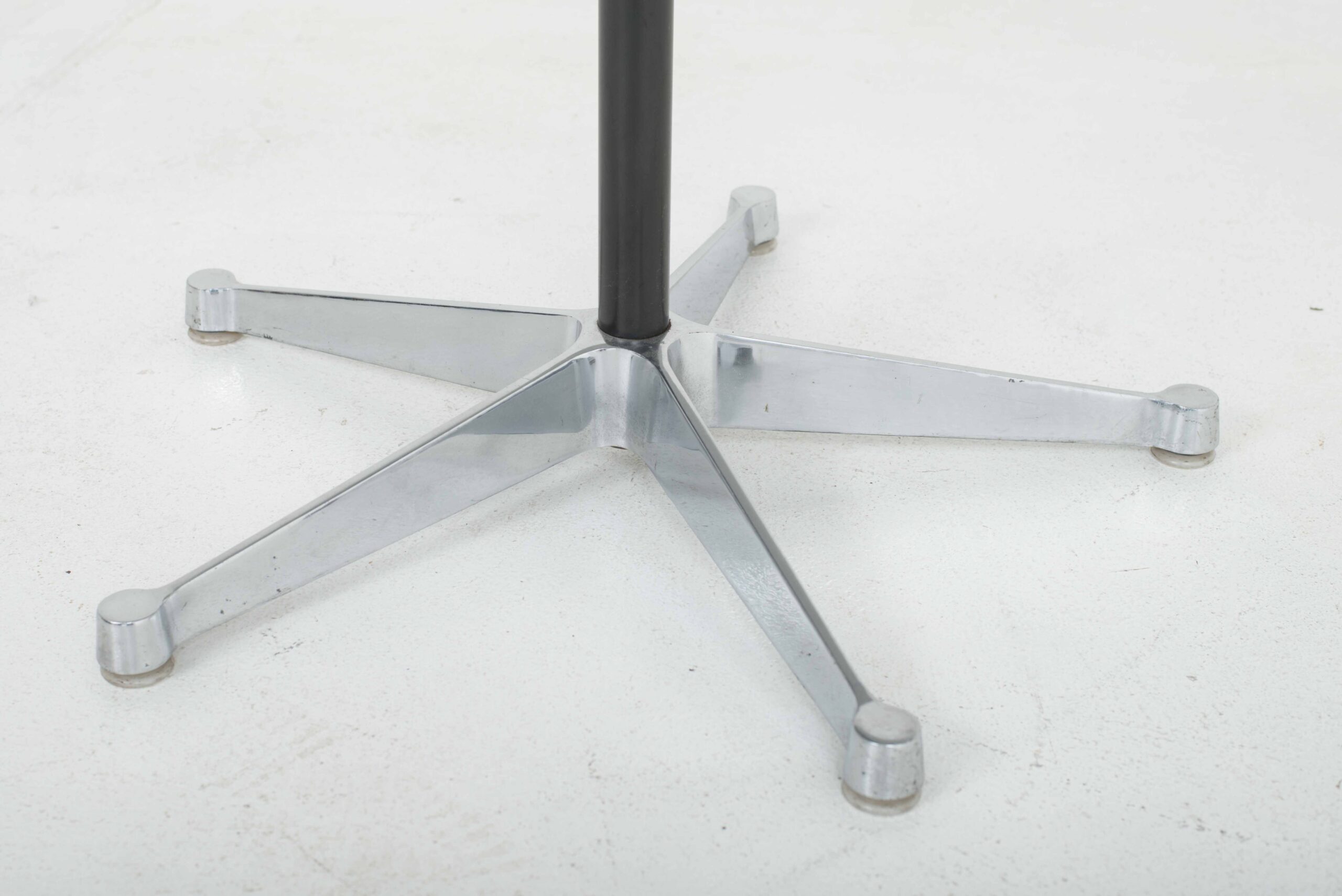 Charles &amp; Ray Eames Contract Table von Vitra-8