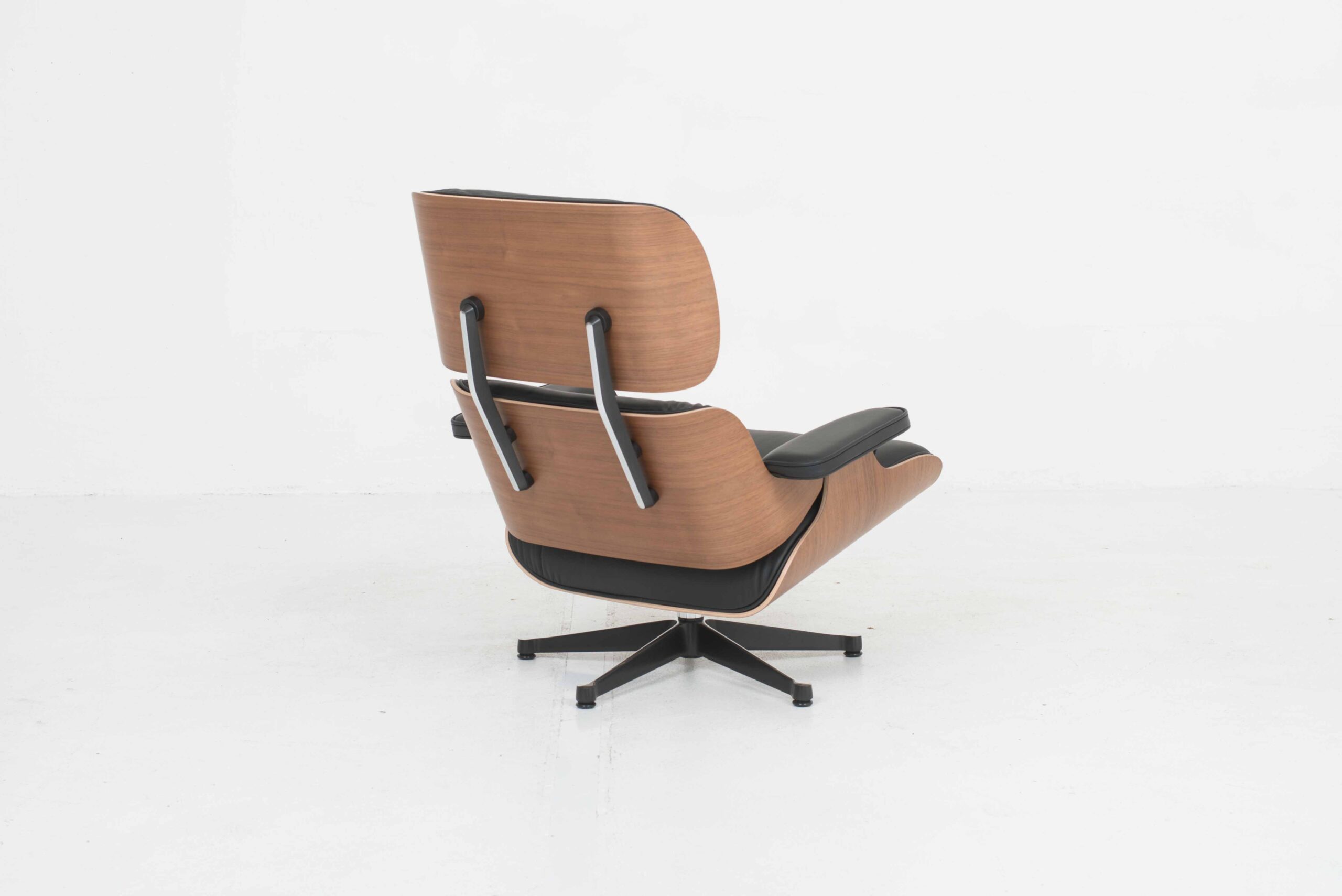 Charles &amp; Ray Eames 670 Lounge Chair von Vitra, XL Nussbaum-4