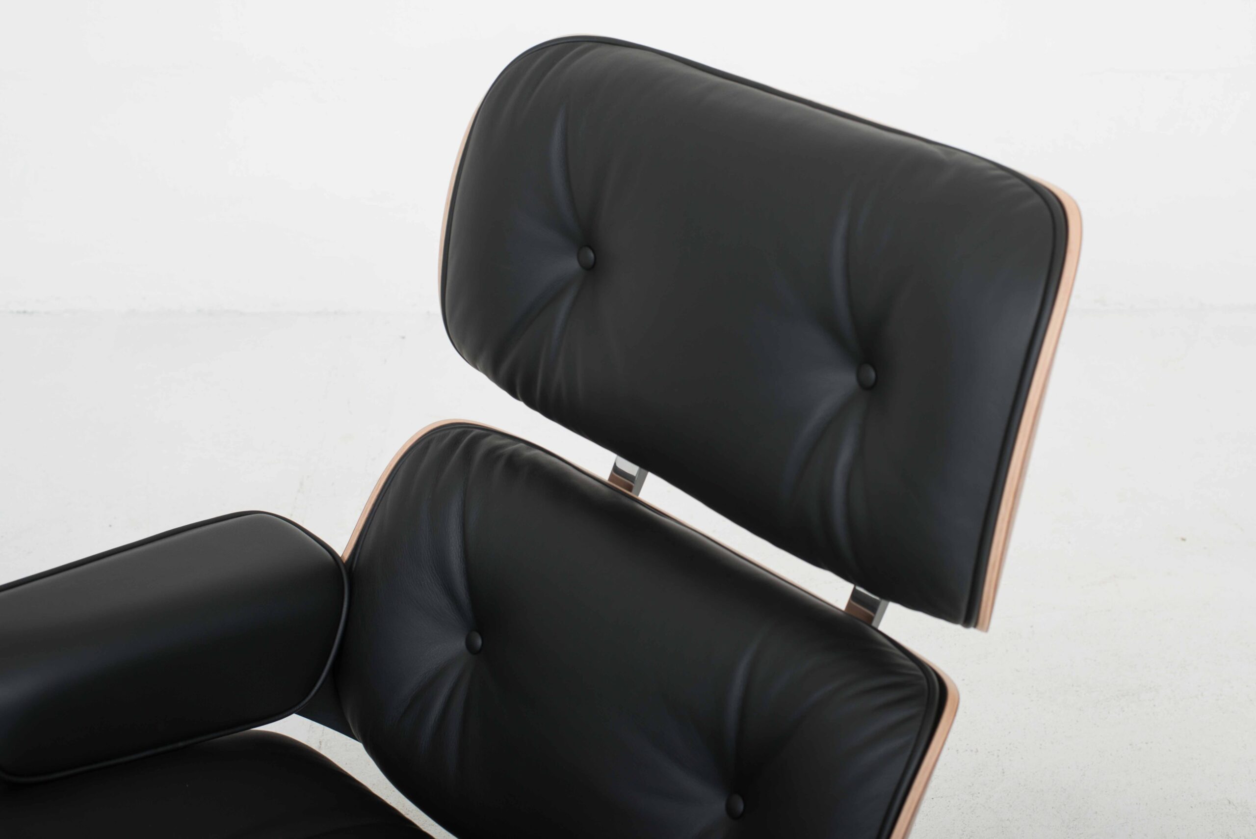 Charles &amp; Ray Eames 670 Lounge Chair von Vitra, XL Nussbaum-6
