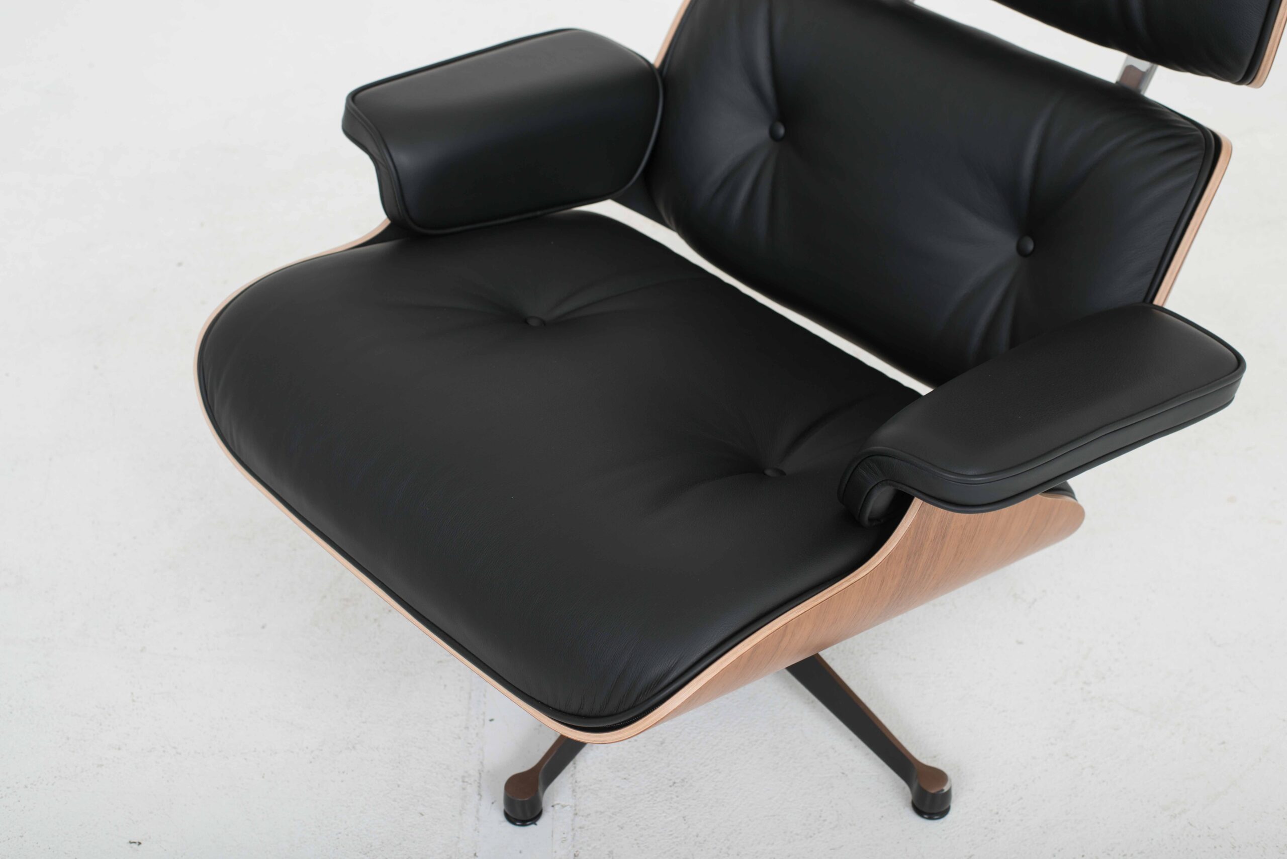 Charles &amp; Ray Eames 670 Lounge Chair von Vitra, XL Nussbaum-7