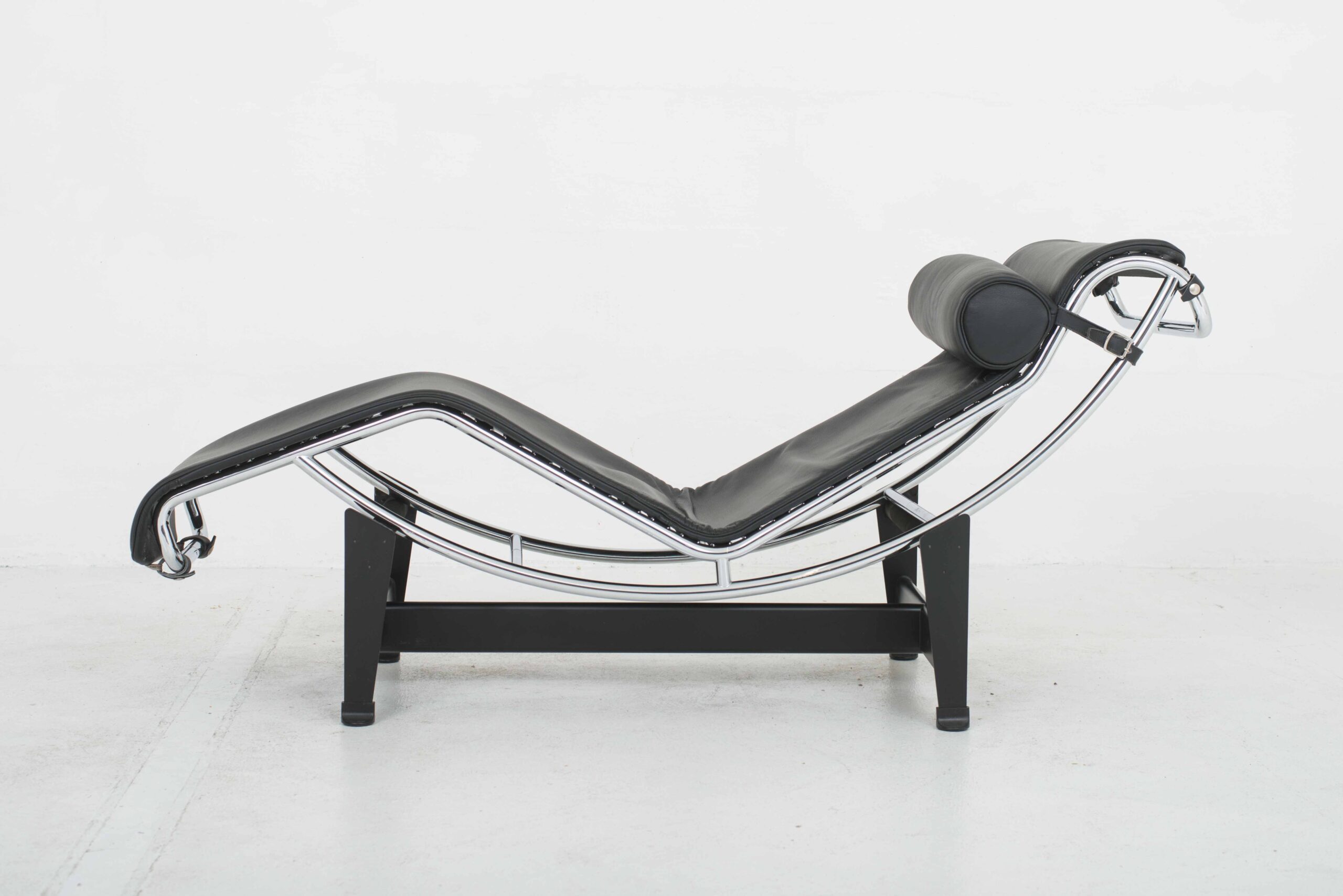 Le Corbusier LC4 Chaise Longue von Cassina in Schwarz-2