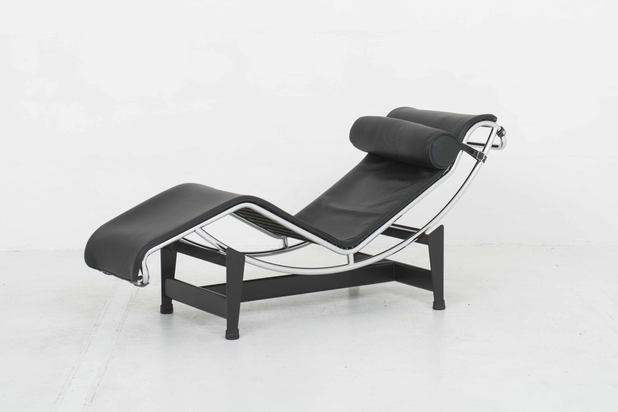 Le Corbusier LC4 Chaise Longue von Cassina in Schwarz-0