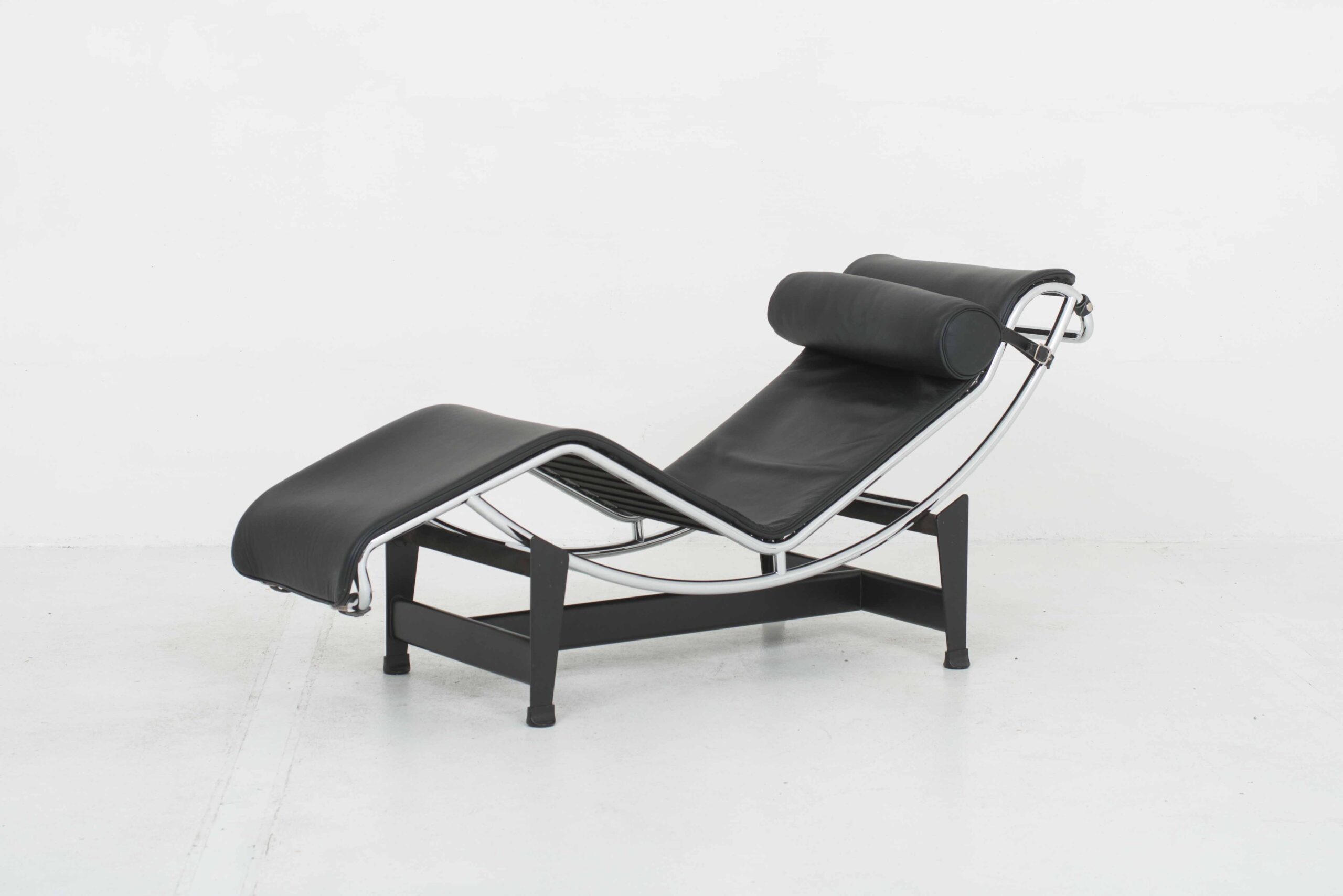 Cassina LC4 Chaise Longue von Le Corbusier in Schwarz-3