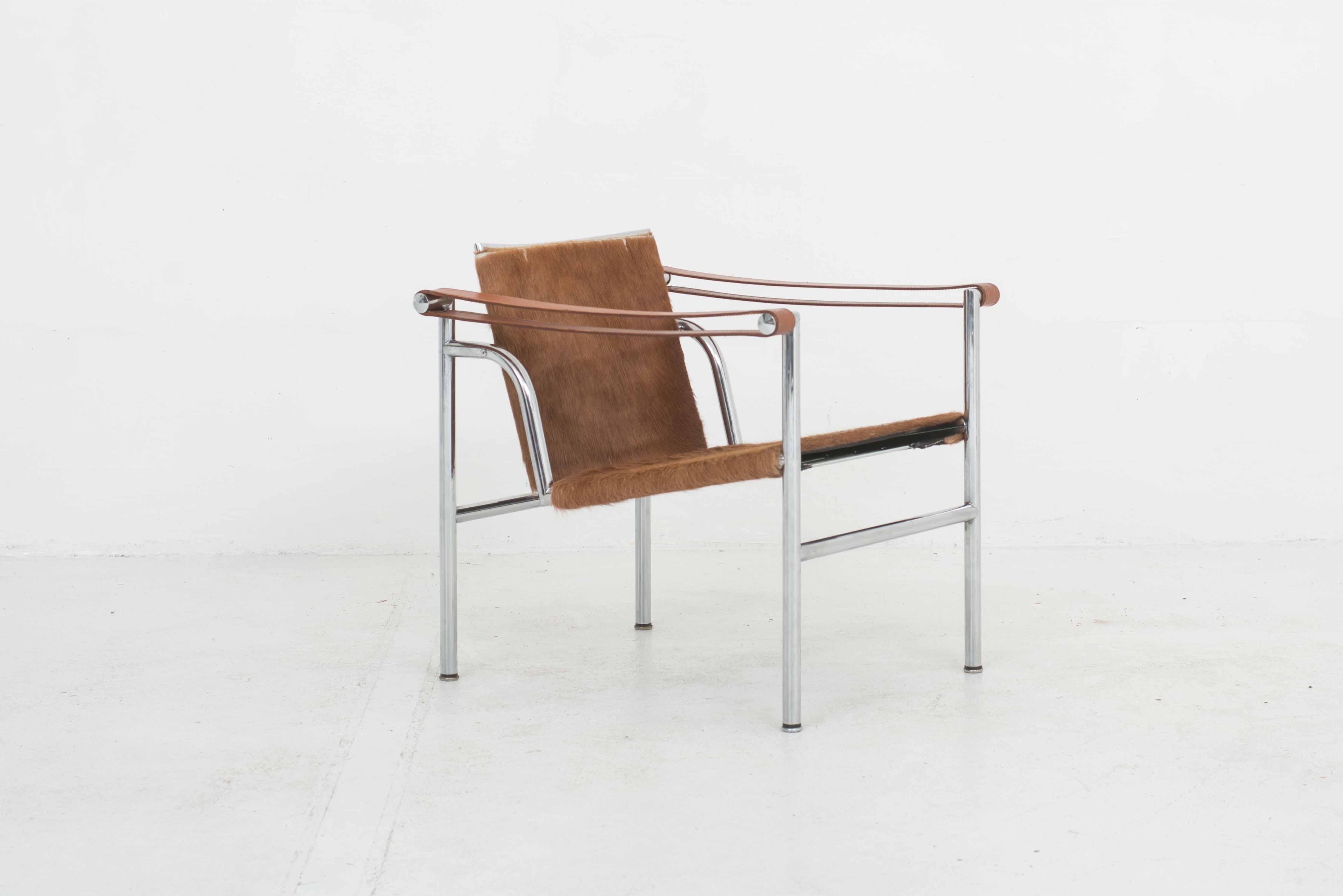 Le Corbusier LC1 Sessel von Cassina mit braunem Fell-0