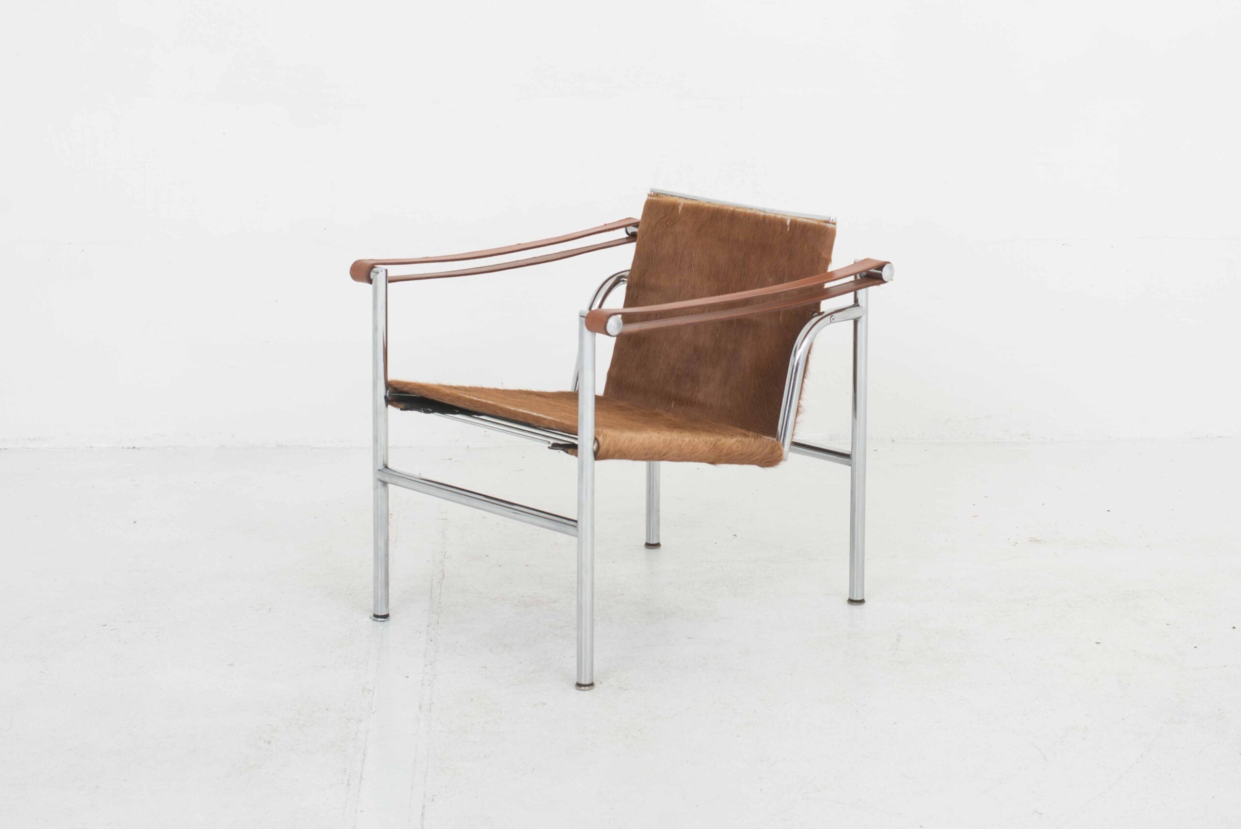 Le Corbusier LC1 Sessel von Cassina mit braunem Fell-1