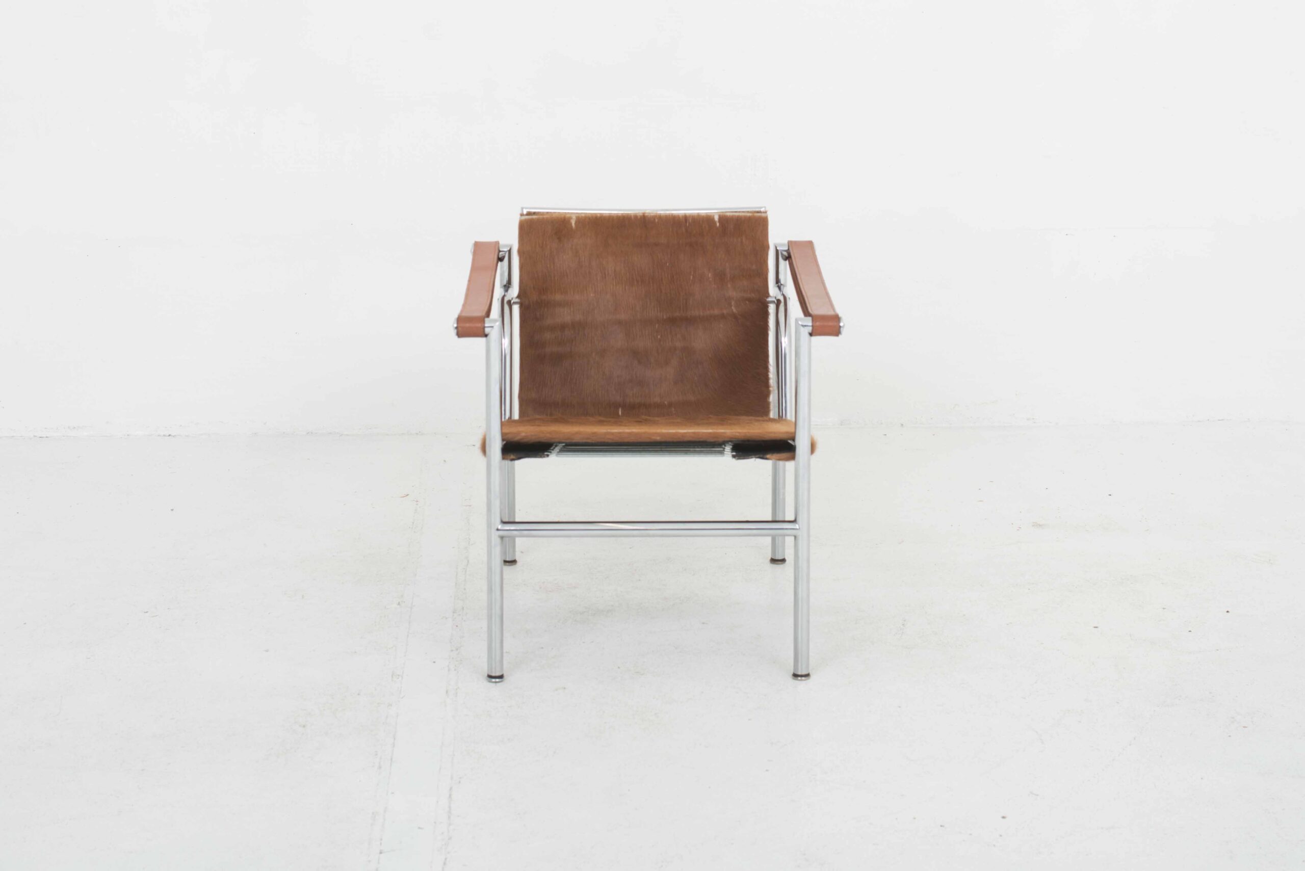 Le Corbusier LC1 Sessel von Cassina mit braunem Fell-2