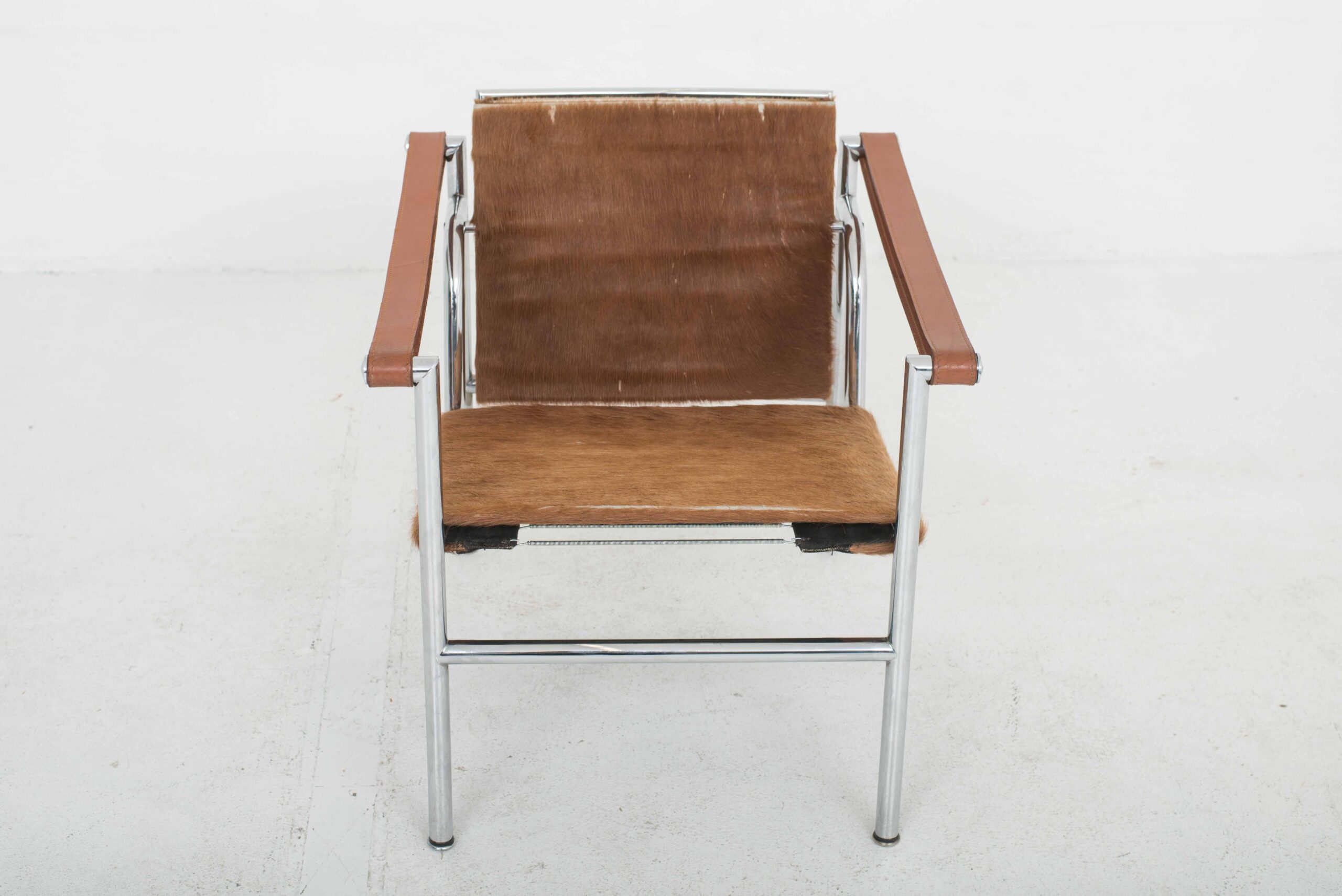 Le Corbusier LC1 Sessel von Cassina mit braunem Fell-3