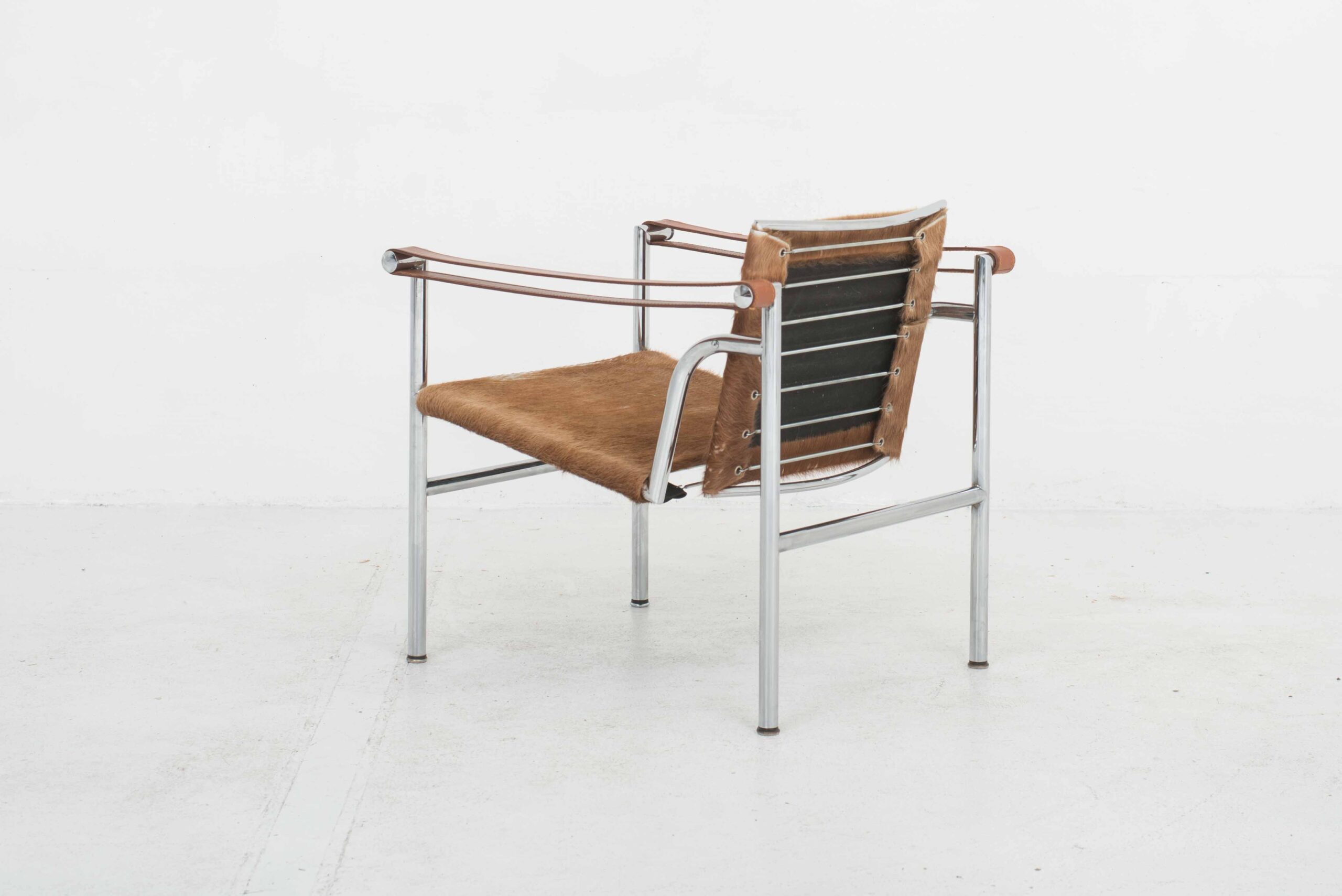 Le Corbusier LC1 Sessel von Cassina mit braunem Fell-4