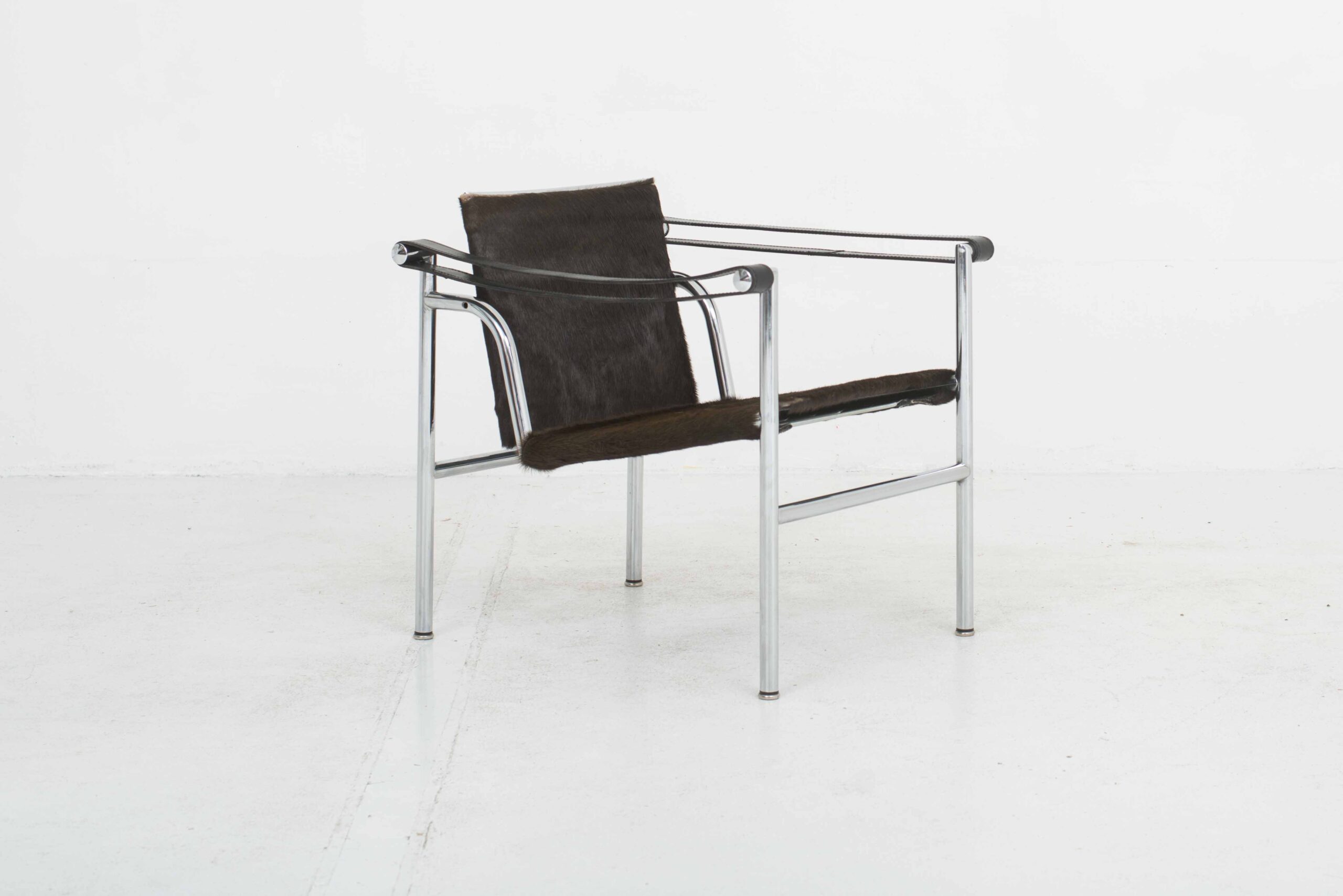 Le Corbusier LC1 Sessel von Cassina mit dunkelbraunem Fell-1
