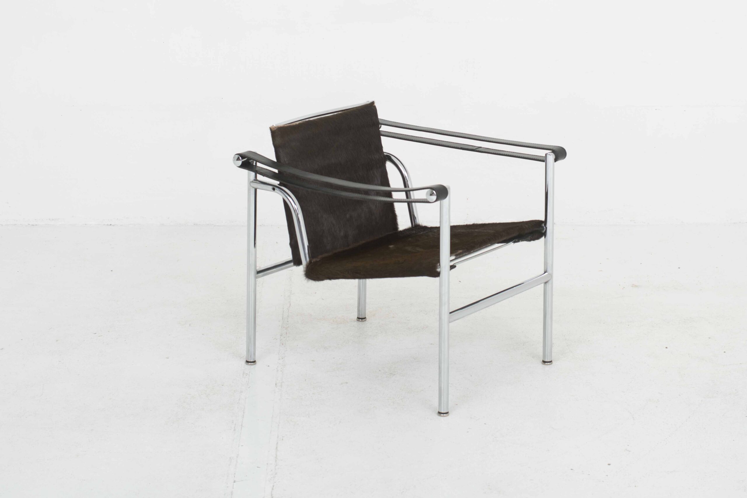 Le Corbusier LC1 Sessel von Cassina mit dunkelbraunem Fell-2