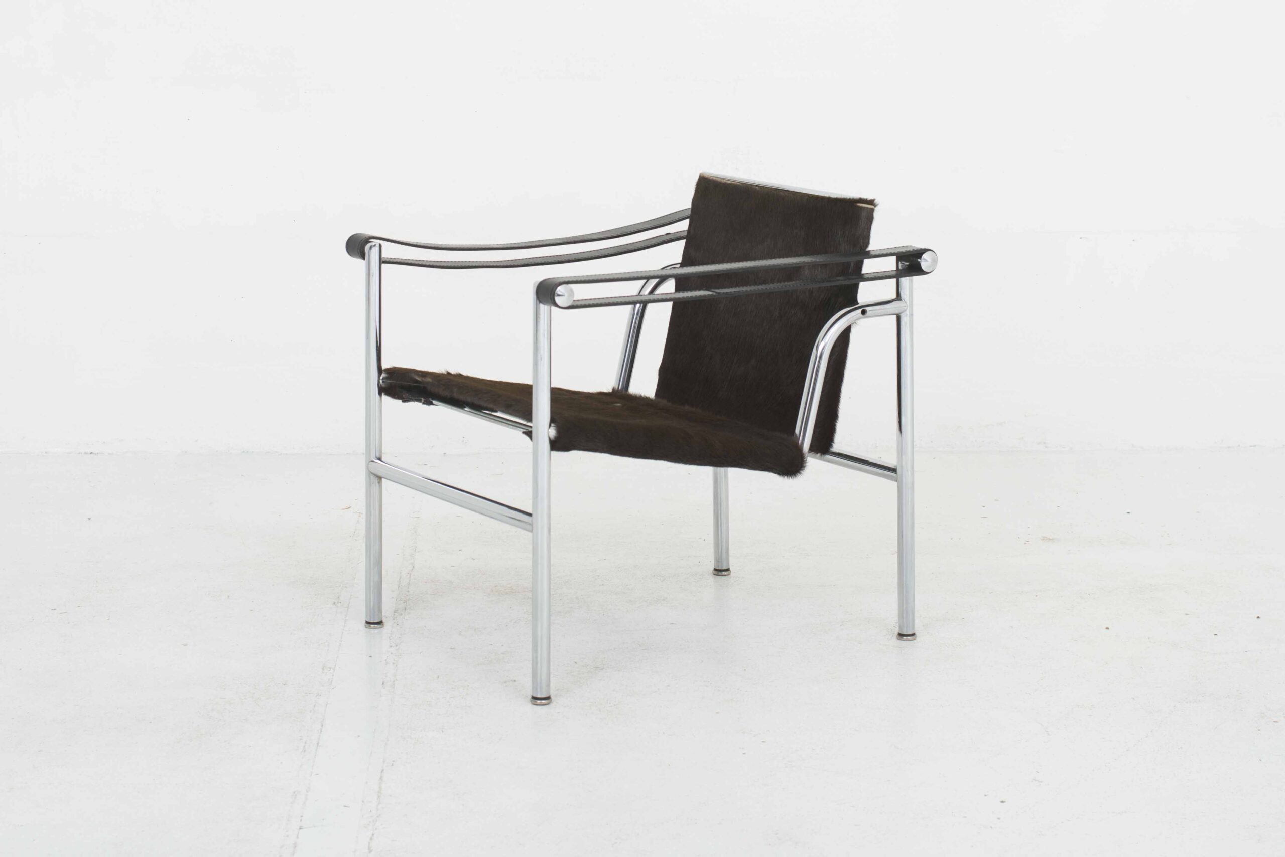 Le Corbusier LC1 Sessel von Cassina mit dunkelbraunem Fell-0