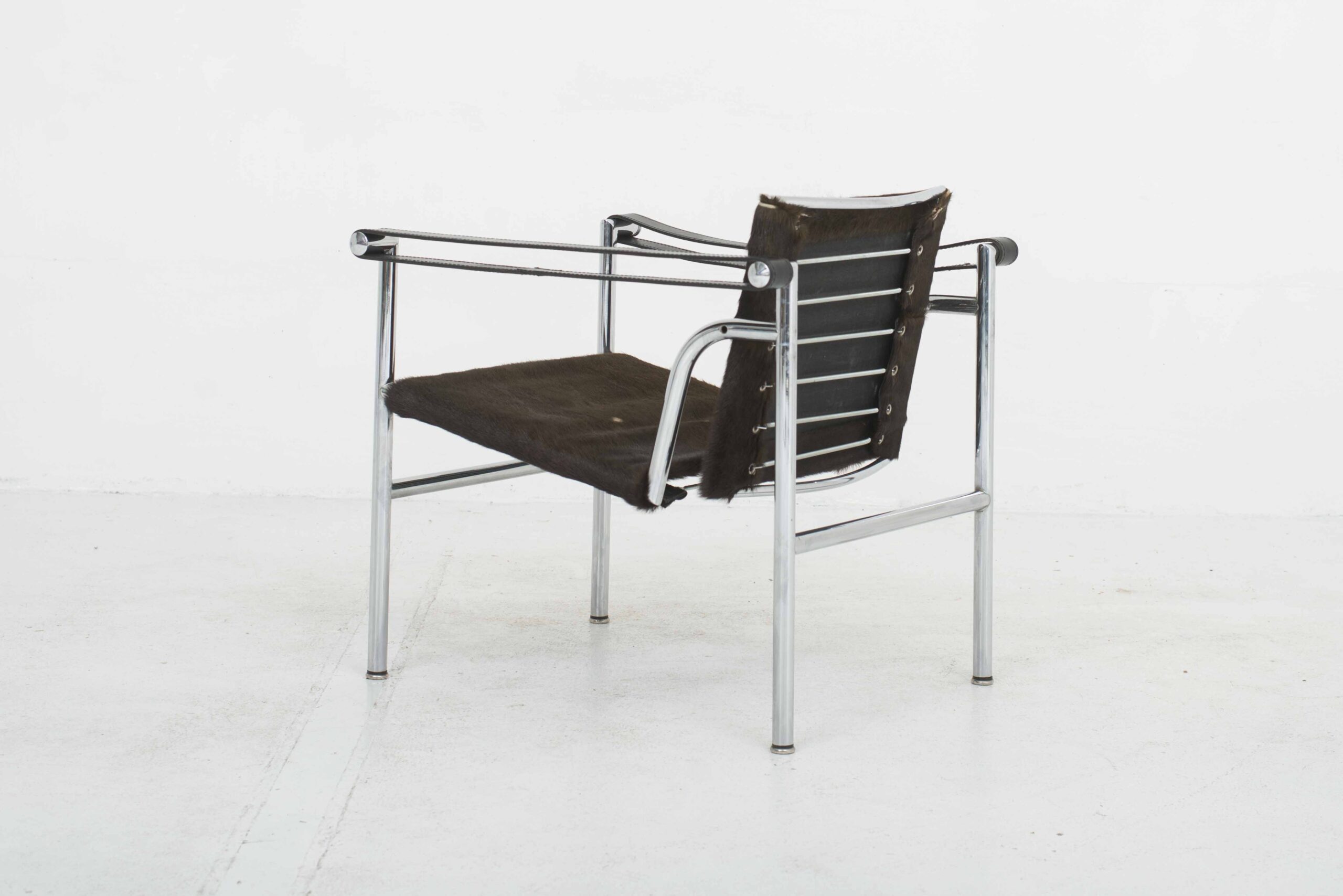 Le Corbusier LC1 Sessel von Cassina mit dunkelbraunem Fell-3