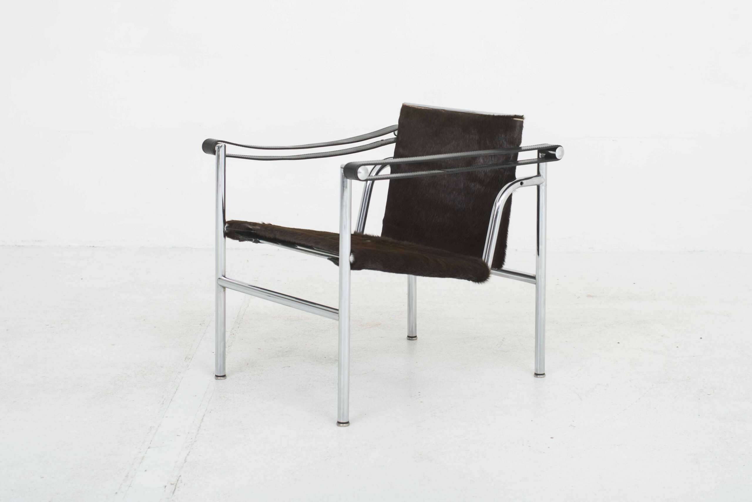 Le Corbusier LC1 Sessel von Cassina mit dunkelbraunem Fell-4