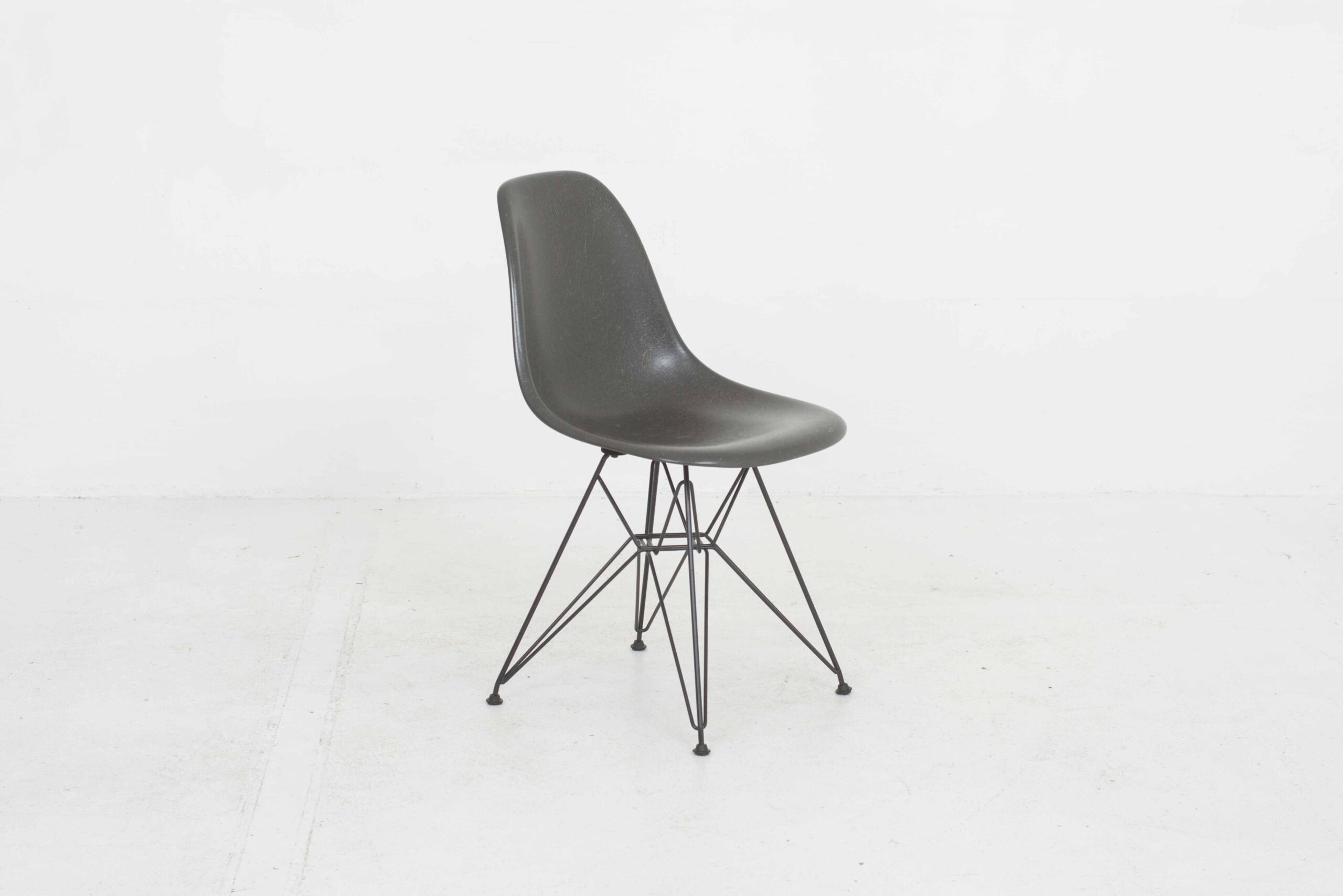 Vitra Fiberglass Side Chair DSR von Eames in Elephant Hide Grey-1