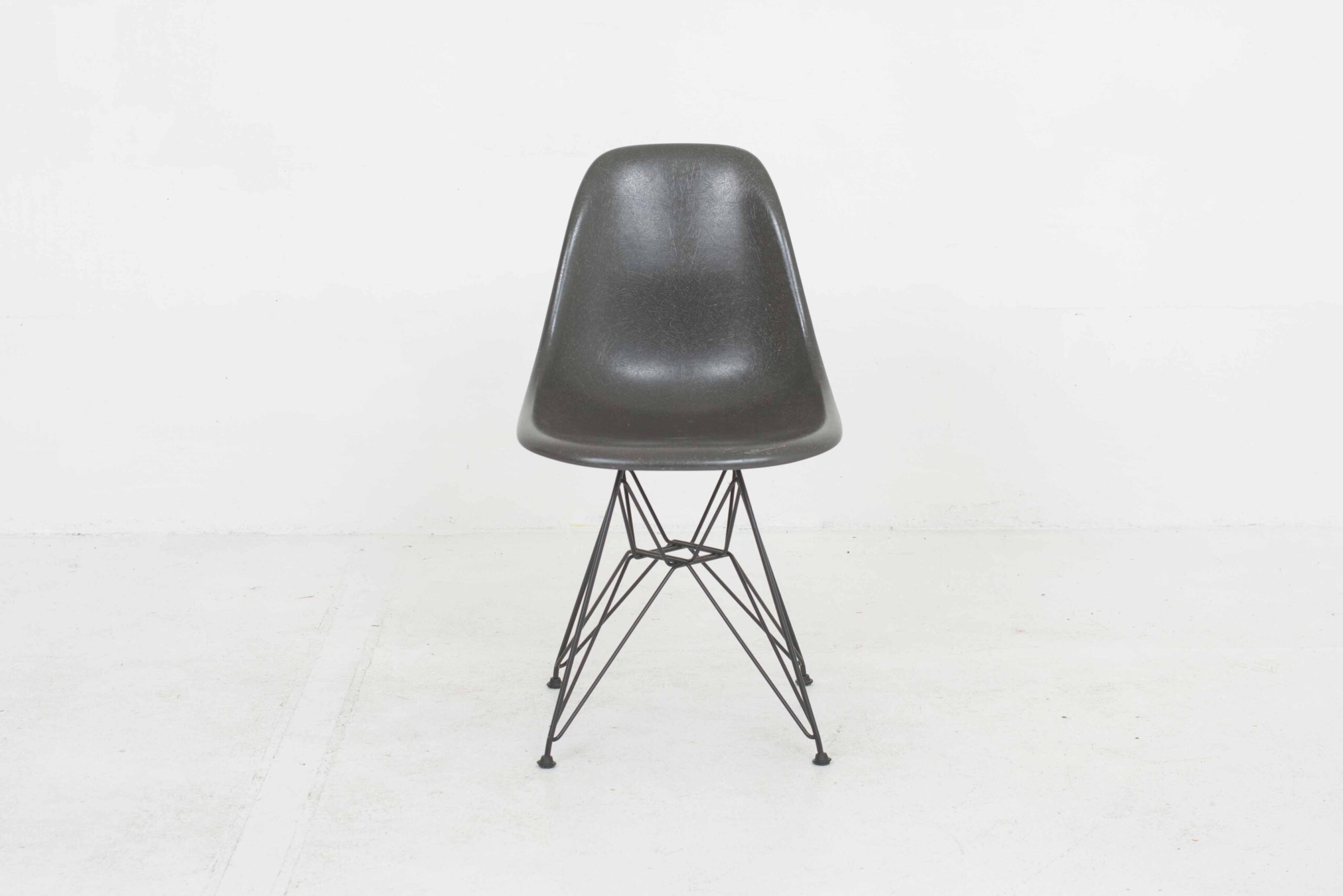 Vitra Fiberglass Side Chair DSR von Eames in Elephant Hide Grey-0