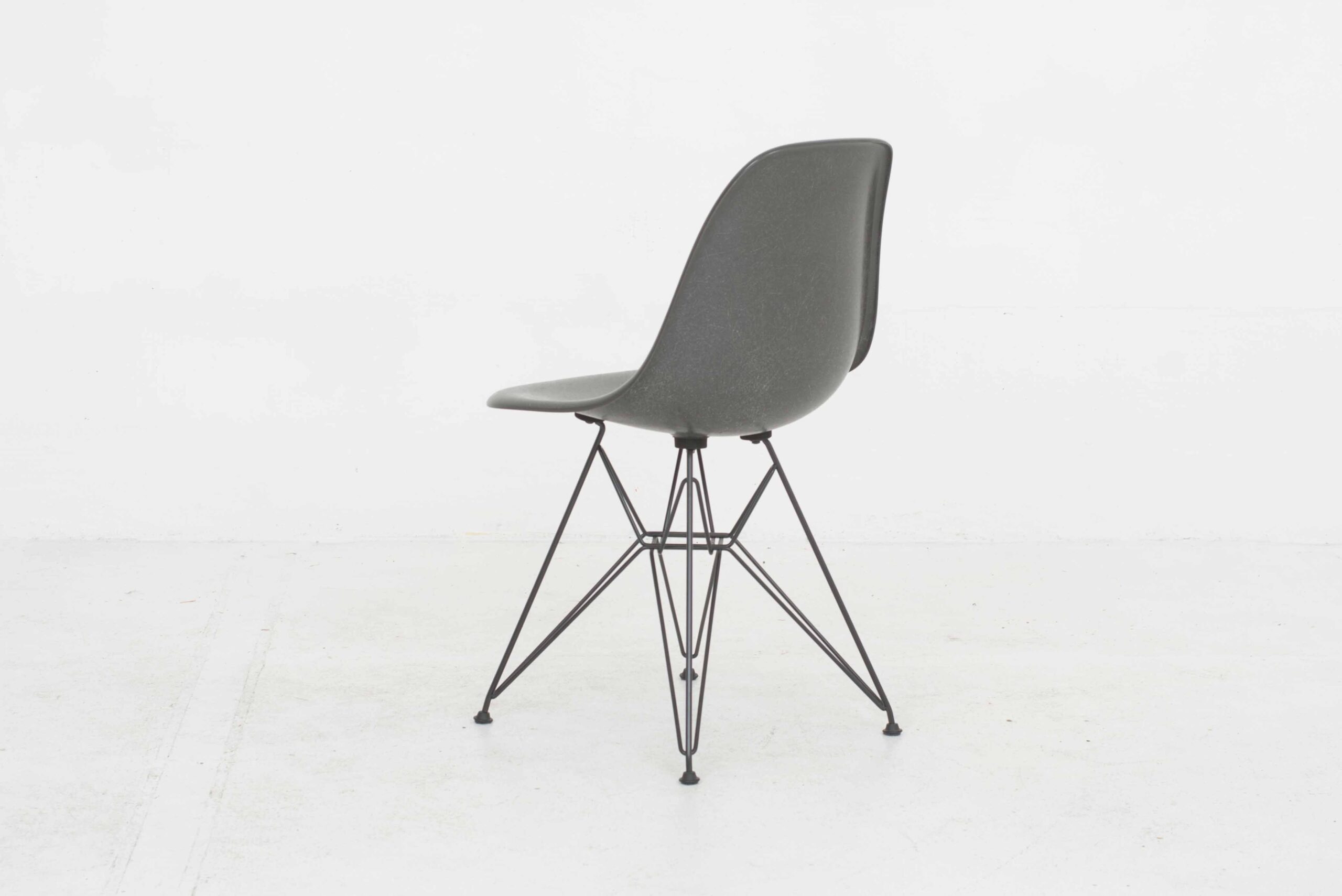 Vitra Fiberglass Side Chair DSR von Eames in Elephant Hide Grey-4