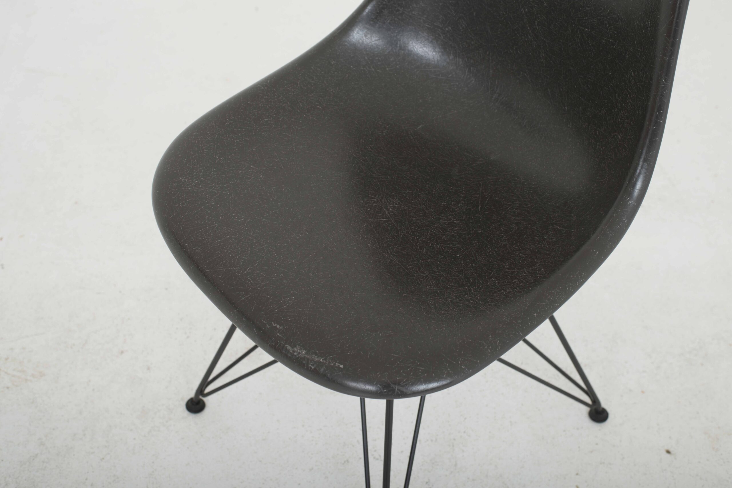 Vitra Fiberglass Side Chair DSR von Eames in Elephant Hide Grey-6