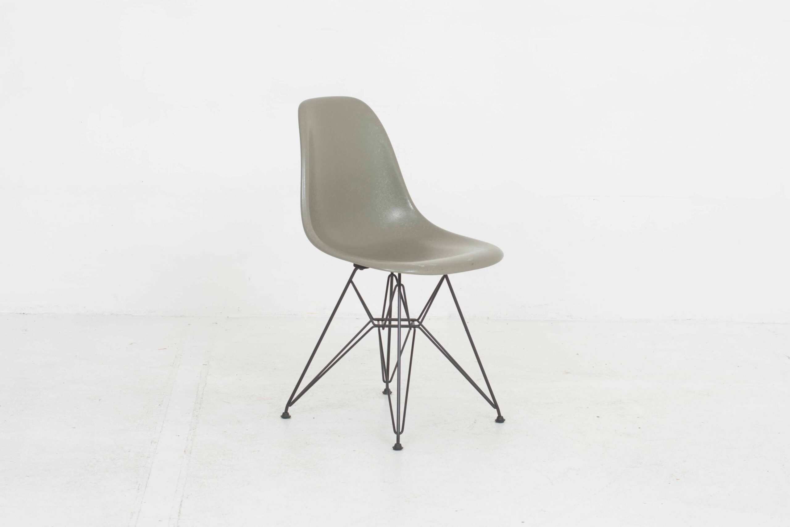 Charles &amp; Ray Eames Fiberglass Side Chair DSR von Vitra in Raw Umber-1