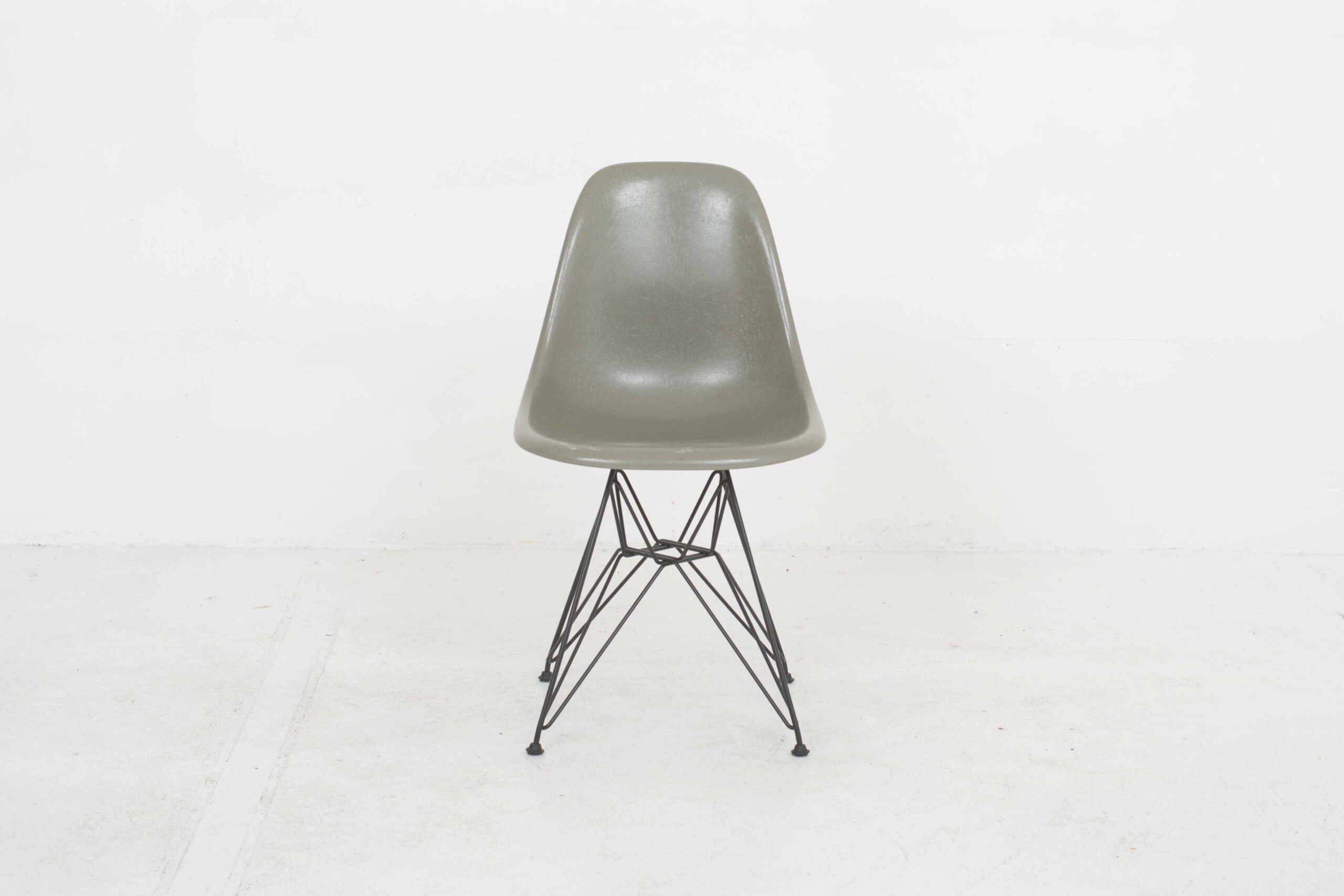 Charles &amp; Ray Eames Fiberglass Side Chair DSR von Vitra in Raw Umber-2