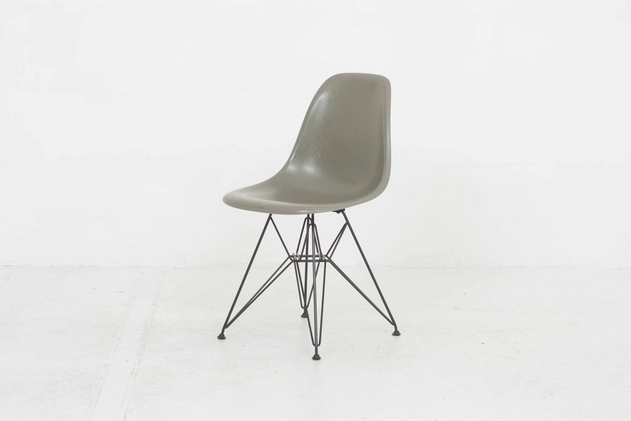 Charles &amp; Ray Eames Fiberglass Side Chair DSR von Vitra in Raw Umber-0