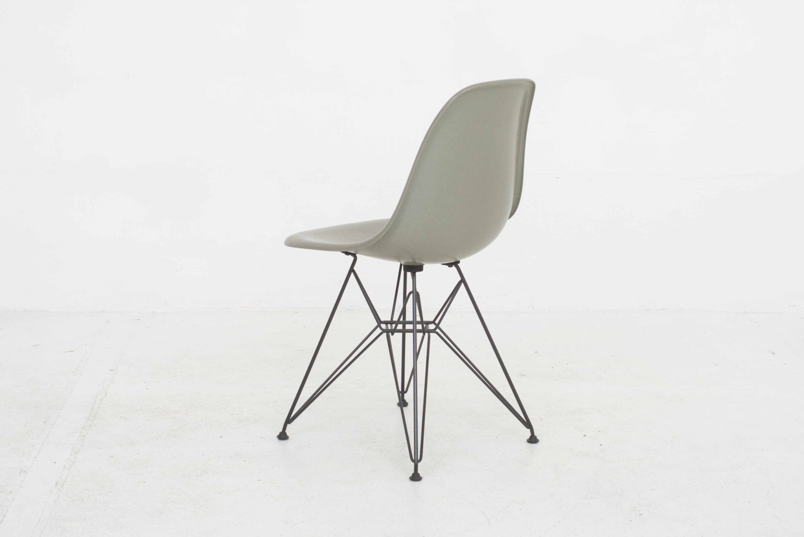 Charles &amp; Ray Eames Fiberglass Side Chair DSR von Vitra in Raw Umber-4